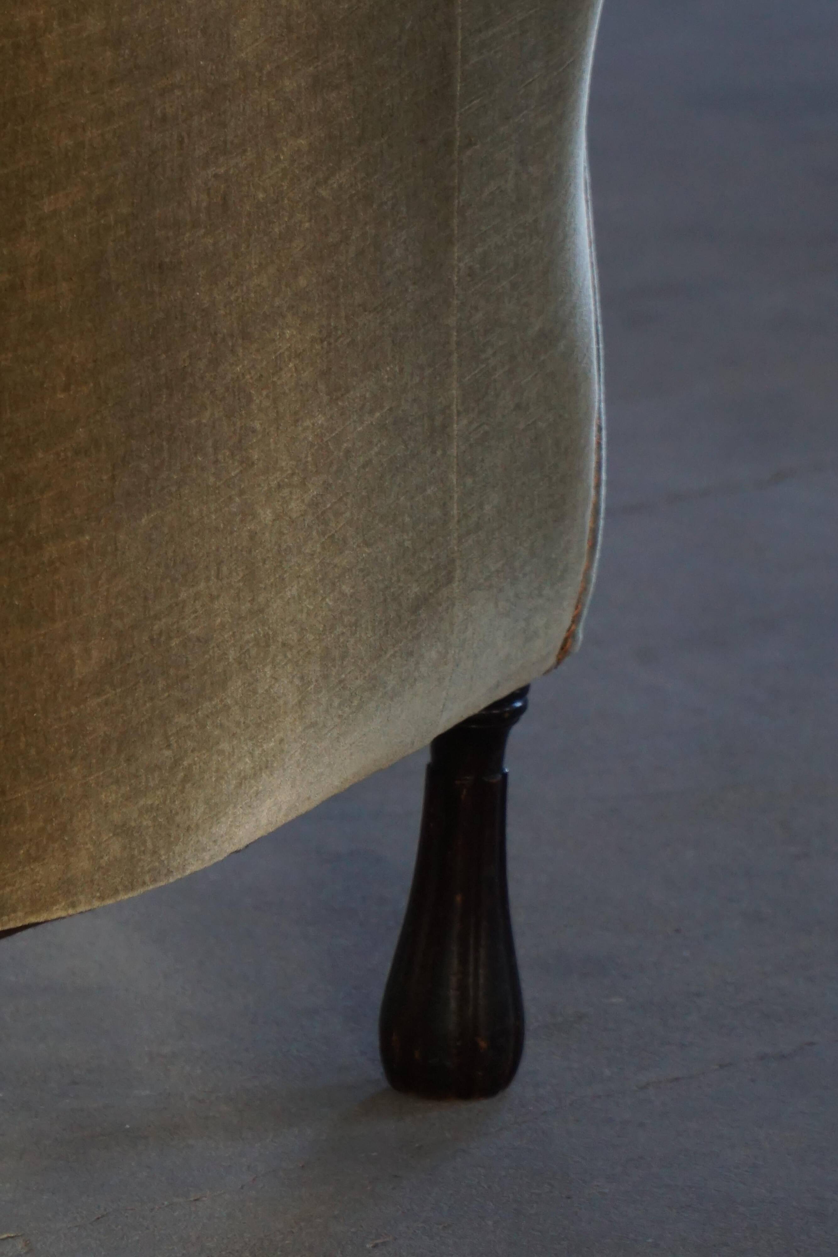 Mid-20th century, pair of Danish shell lounge chairs in green velvet, 1940s.