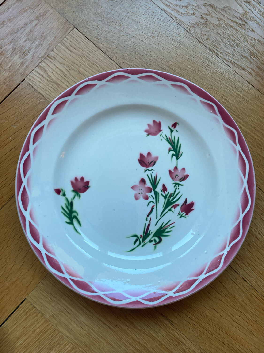 Flat plates Aude Sarreguemines with a rose flower design.