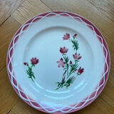 Flat plates Aude Sarreguemines with a rose flower design.