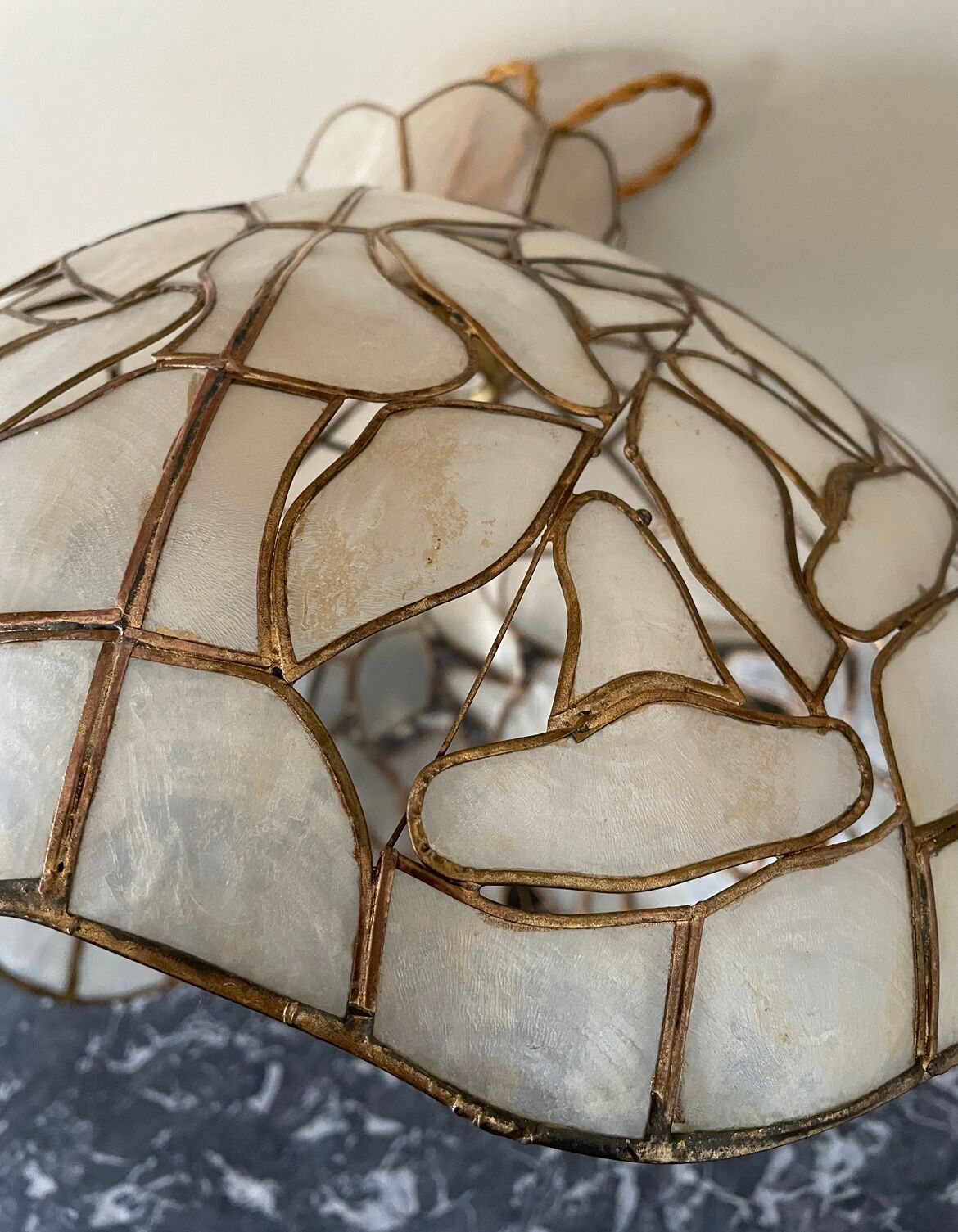 Mother-of-pearl and brass suspension