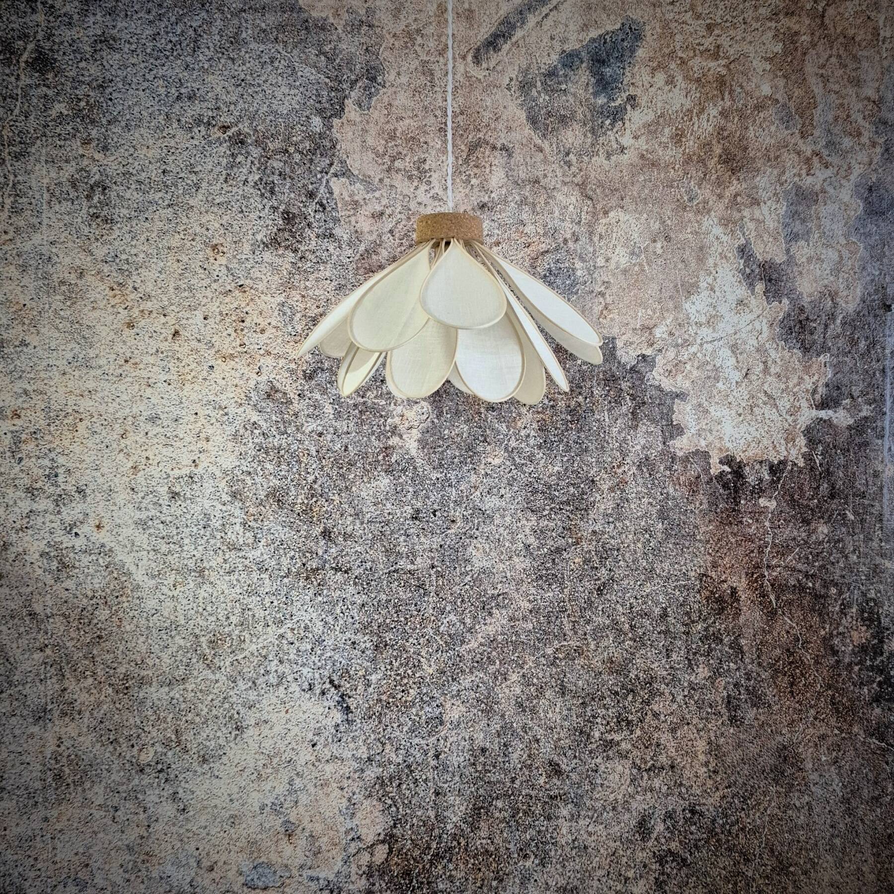 Flower suspension, Iris model, 16 petals in rattan and white linen