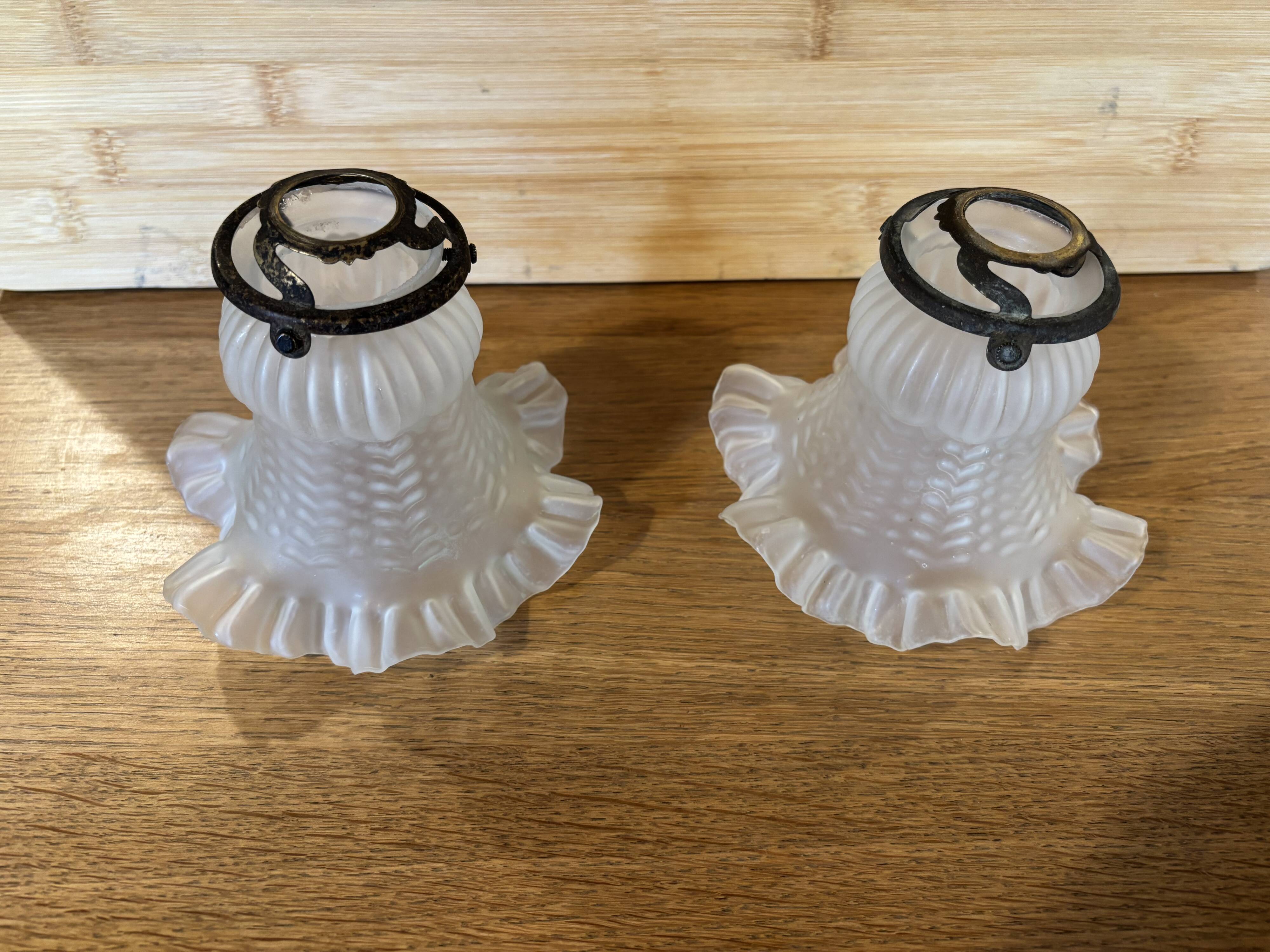 Suspension tulipe opaline dentelée