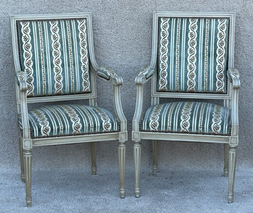 Paire de fauteuils cabriolet de style Louis XVI