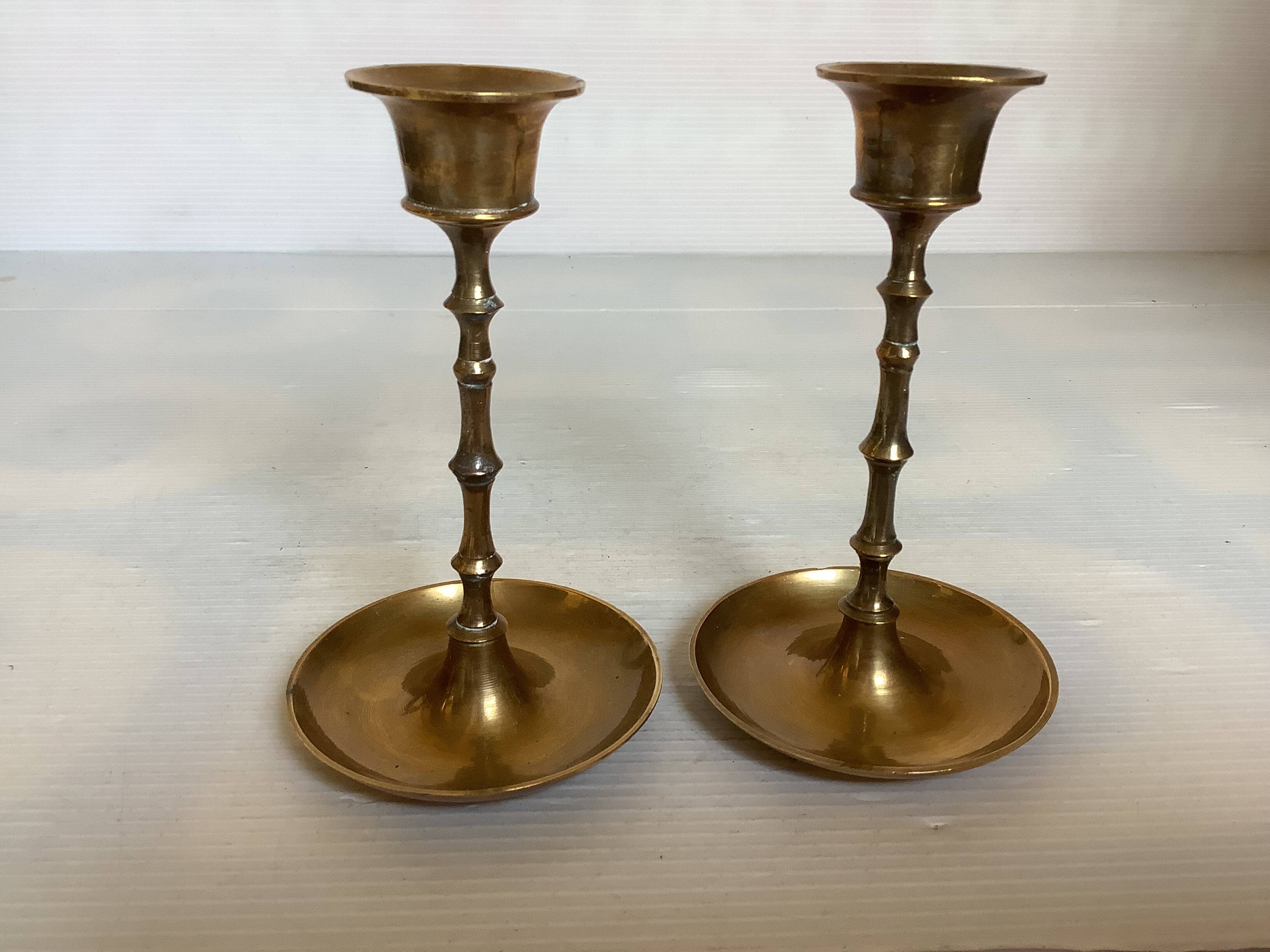 Paire de petits bougeoirs en laiton