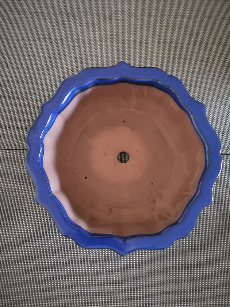 Blue enamelled terracotta tripod pot, saucer cover, middle xxth