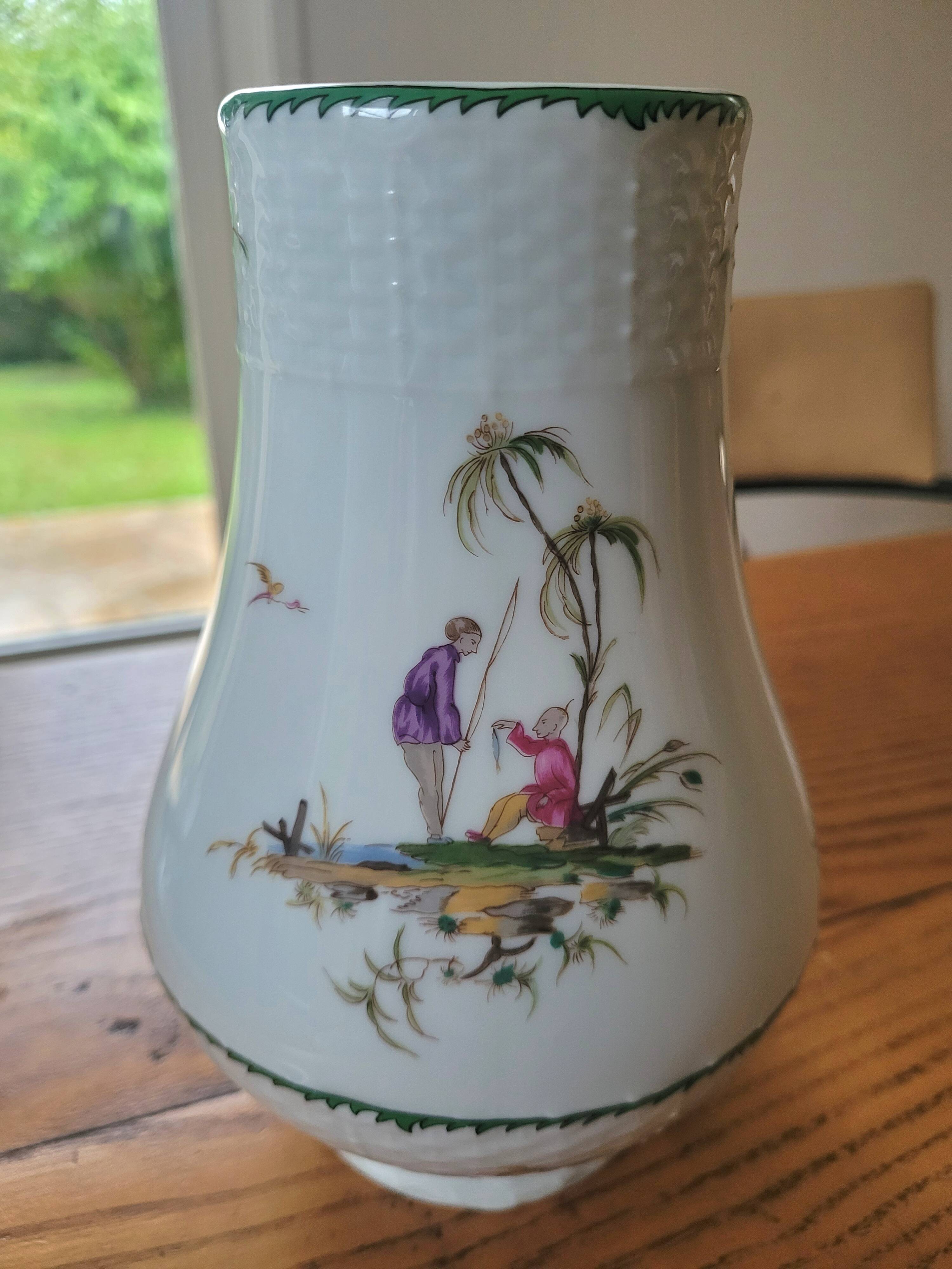 Vase en porcelaine décor polychrome "aux vieux chinois"