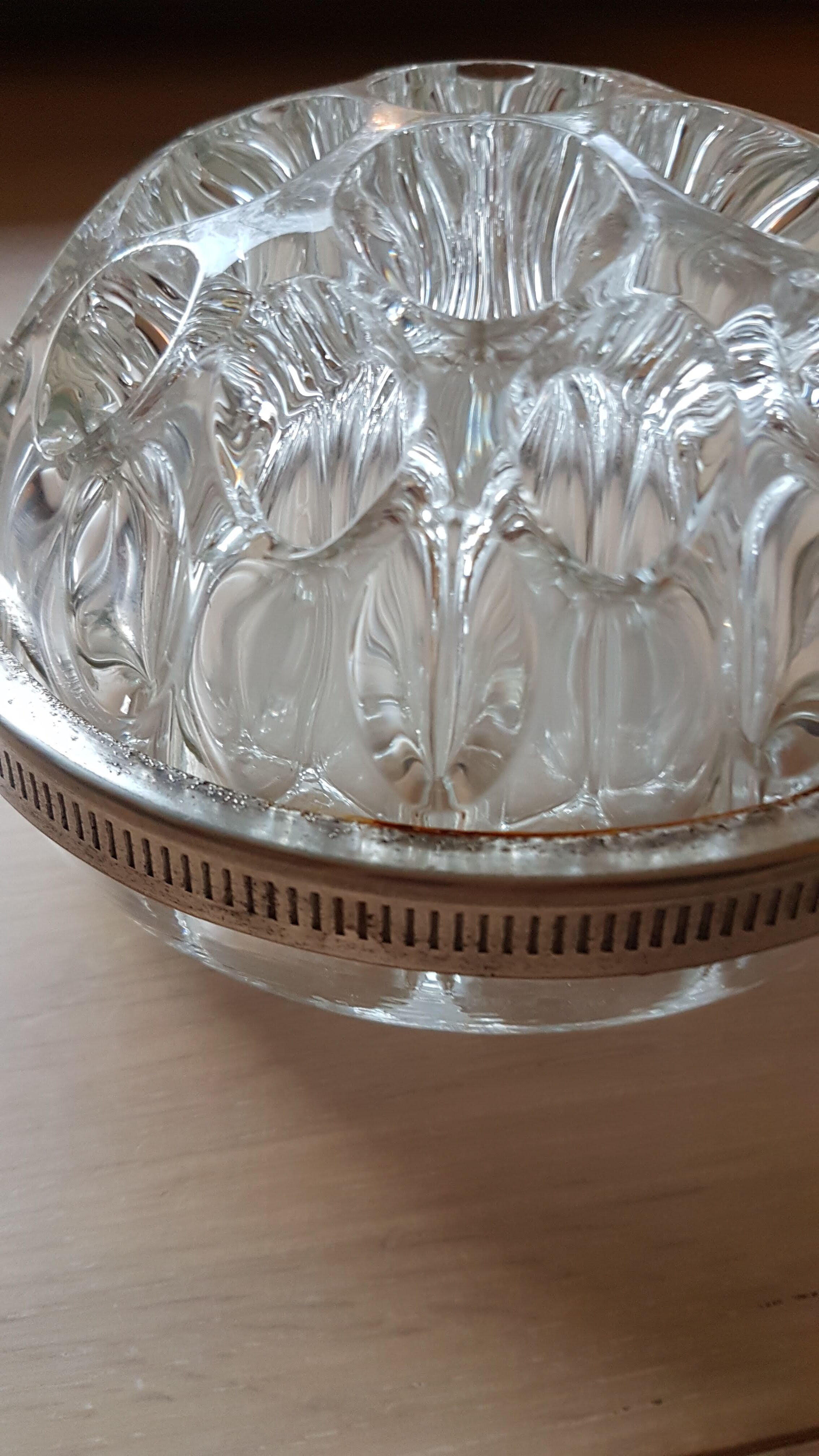 Vase pique fleurs en verre et étain