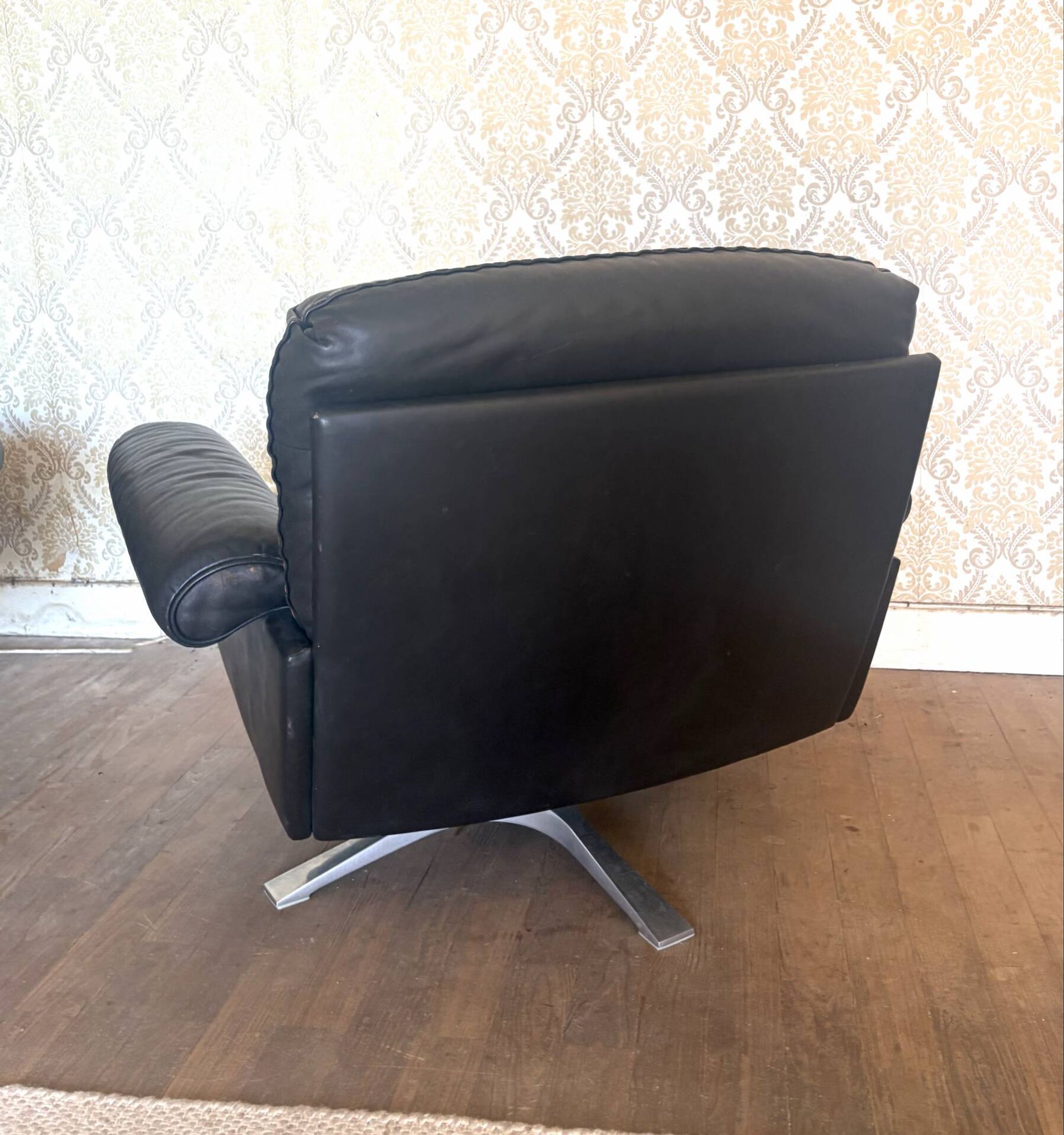 Set of 2 leather swivel lounge chairs De Sede DS-31