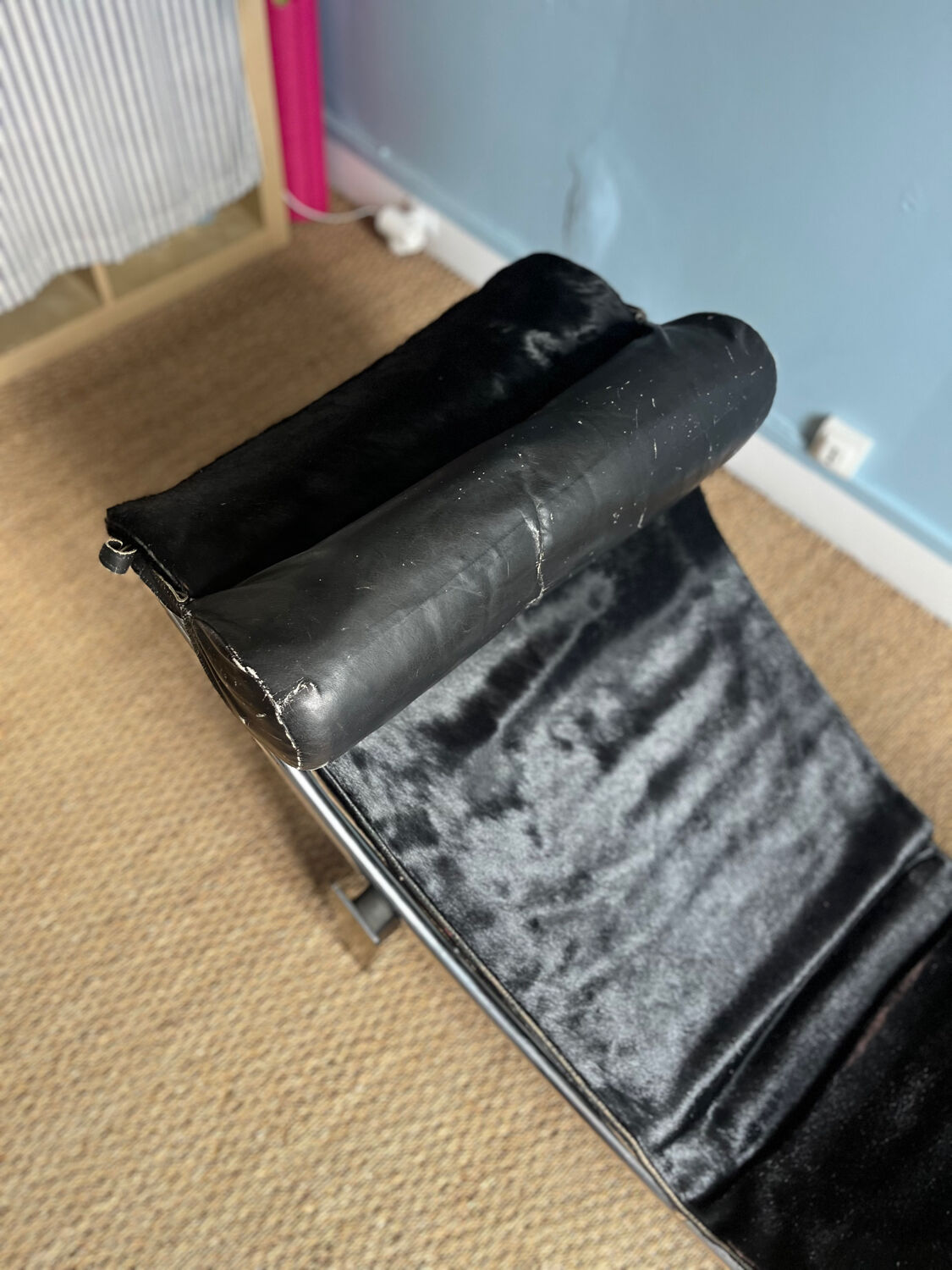 Chaise longue Le Corbusier LC4, signée et numérotée