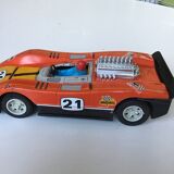 Voiture F1 en tôle rouge