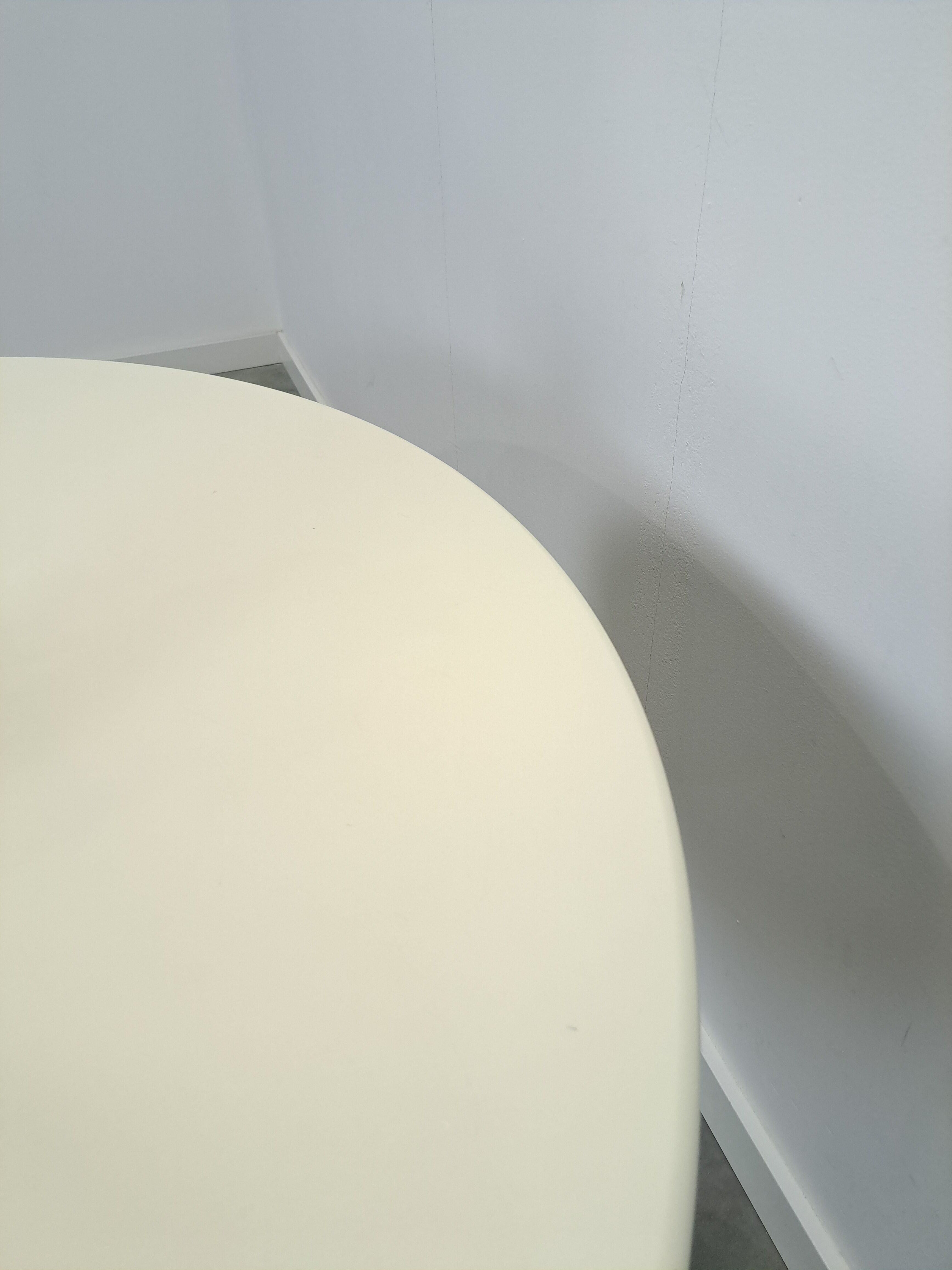 Ronde creme eettafel met geribbelde poot