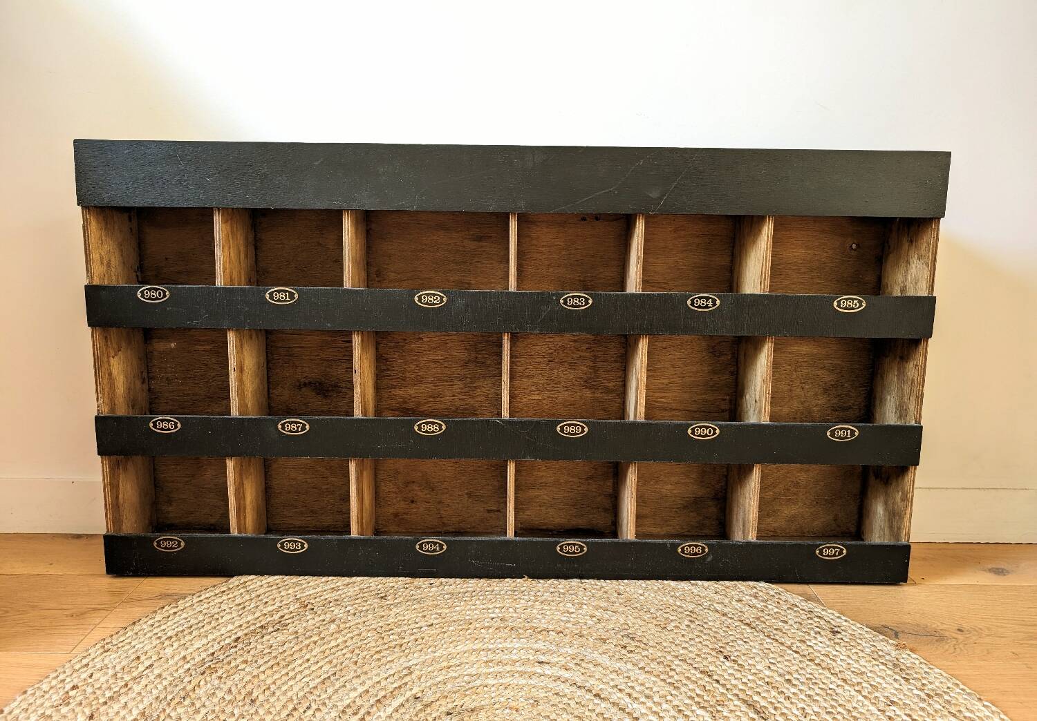 Hotel locker cabinet