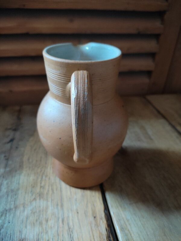 Pitcher carafe in sandstone of berry