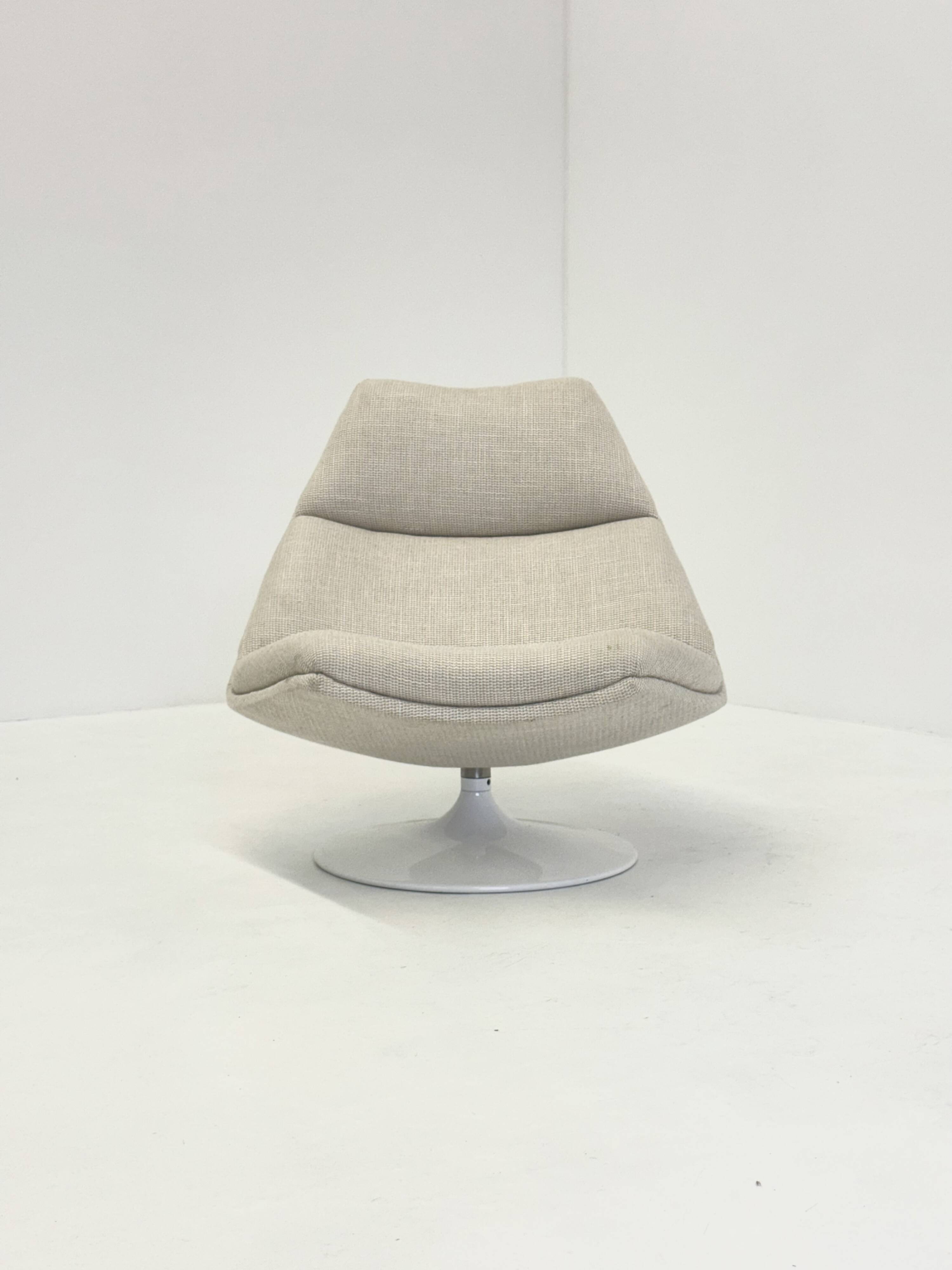 Artifort F511 armchair in cream