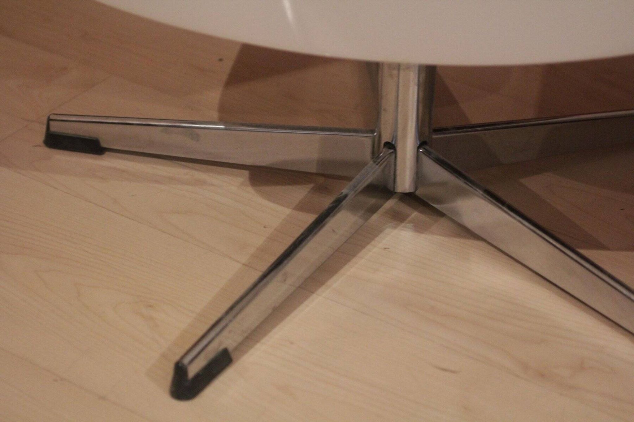 Fauteuil Lounge de l'ère spatiale, laque blanche, cuir, aspect reptile, Allemagne, années 1970.