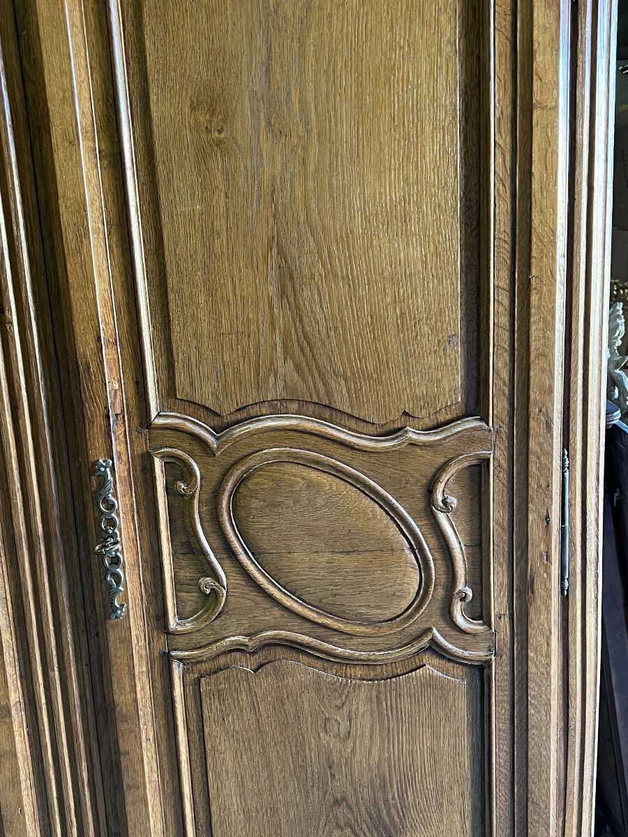 Norman Cauchoise wardrobe in medium oak, carved from the 19th century with a gendarme hat top.