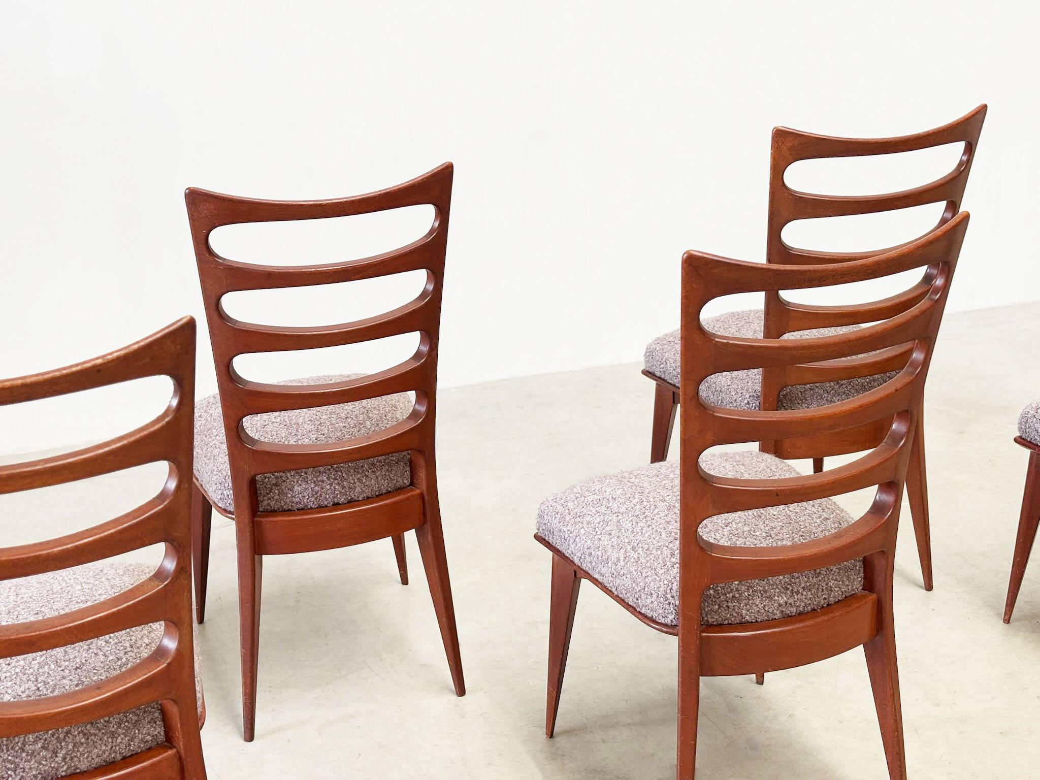 Ensemble de six chaises de salle à manger par Gaston Poisson