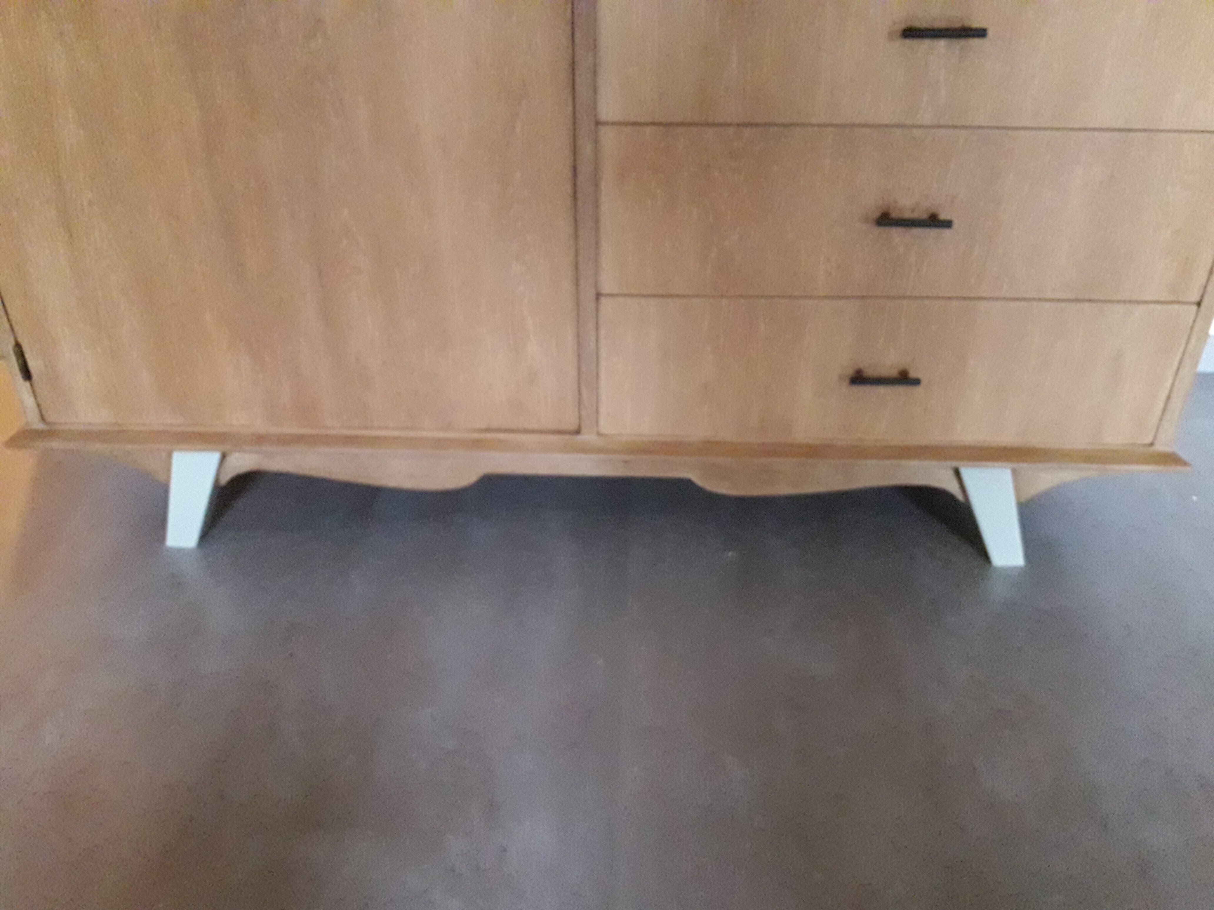 Armoire asymétrique pieds moustache