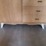 Armoire asymétrique pieds moustache