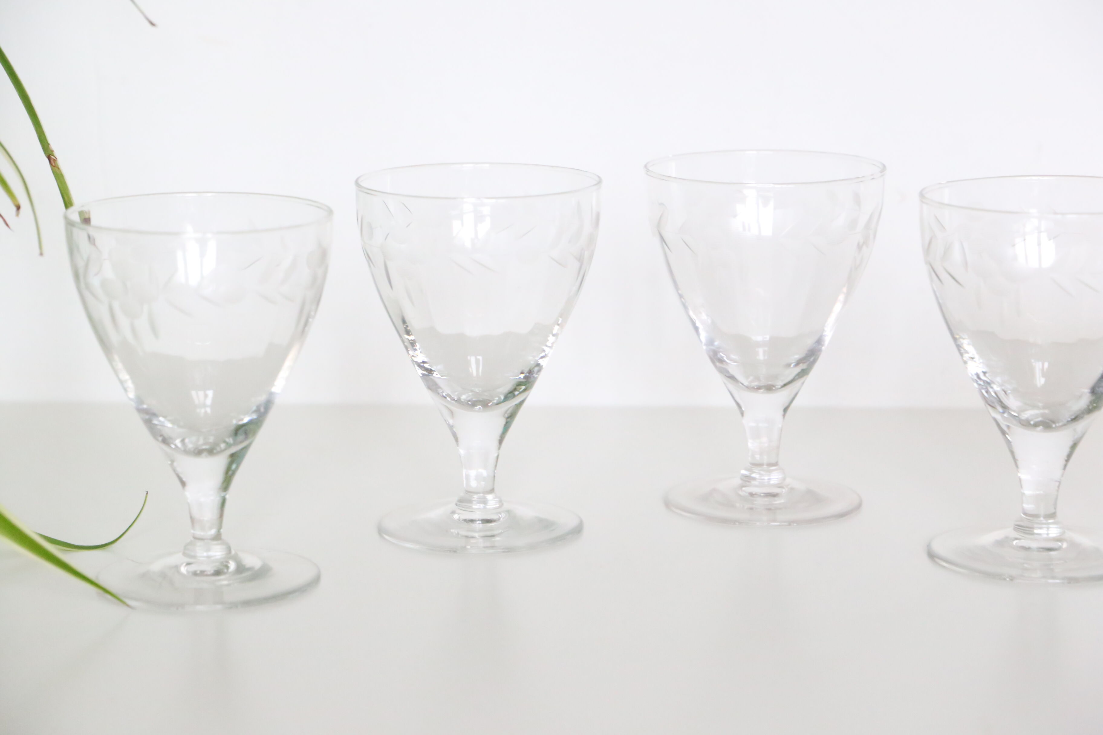 Set of 6 chiselled glass wine glasses, 1930