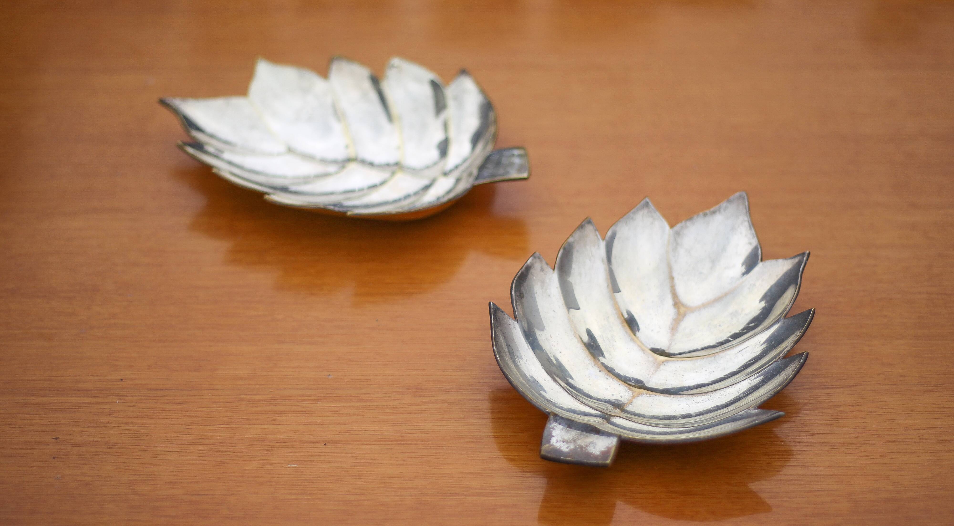 Pair of vintage leaf-shaped pockets, brass leaf cup