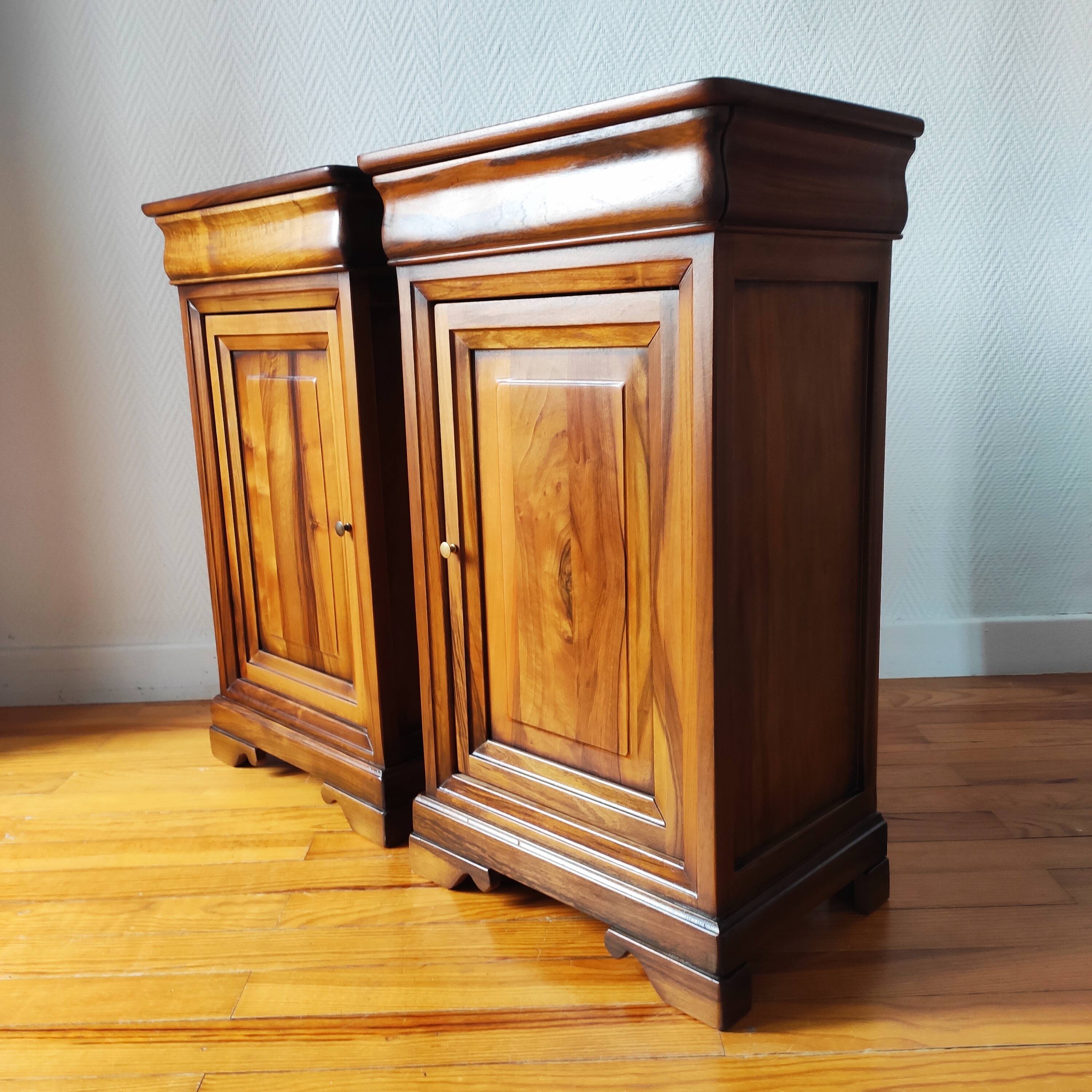 Paire de tables de nuit — style classique, inspiration Louis-Philippe