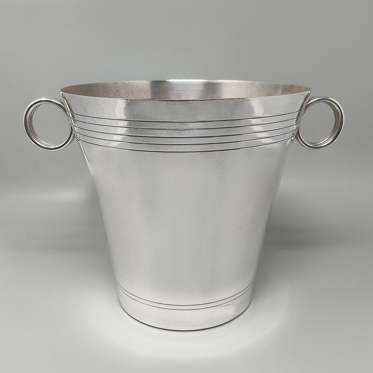 1930s Gorgeous Art Deco Champagne or Ice Bucket by Udner in Silver Plated.