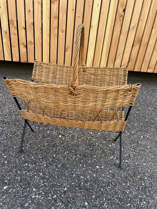 porte-revue en métal et rotin