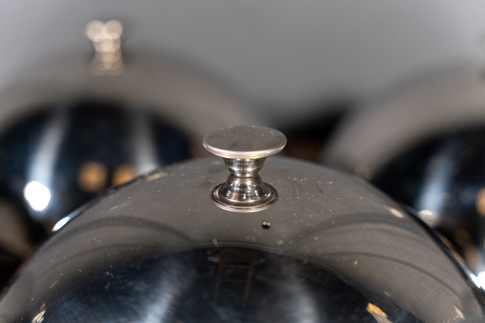 Suite de 8 cloches en inox service de table XXe