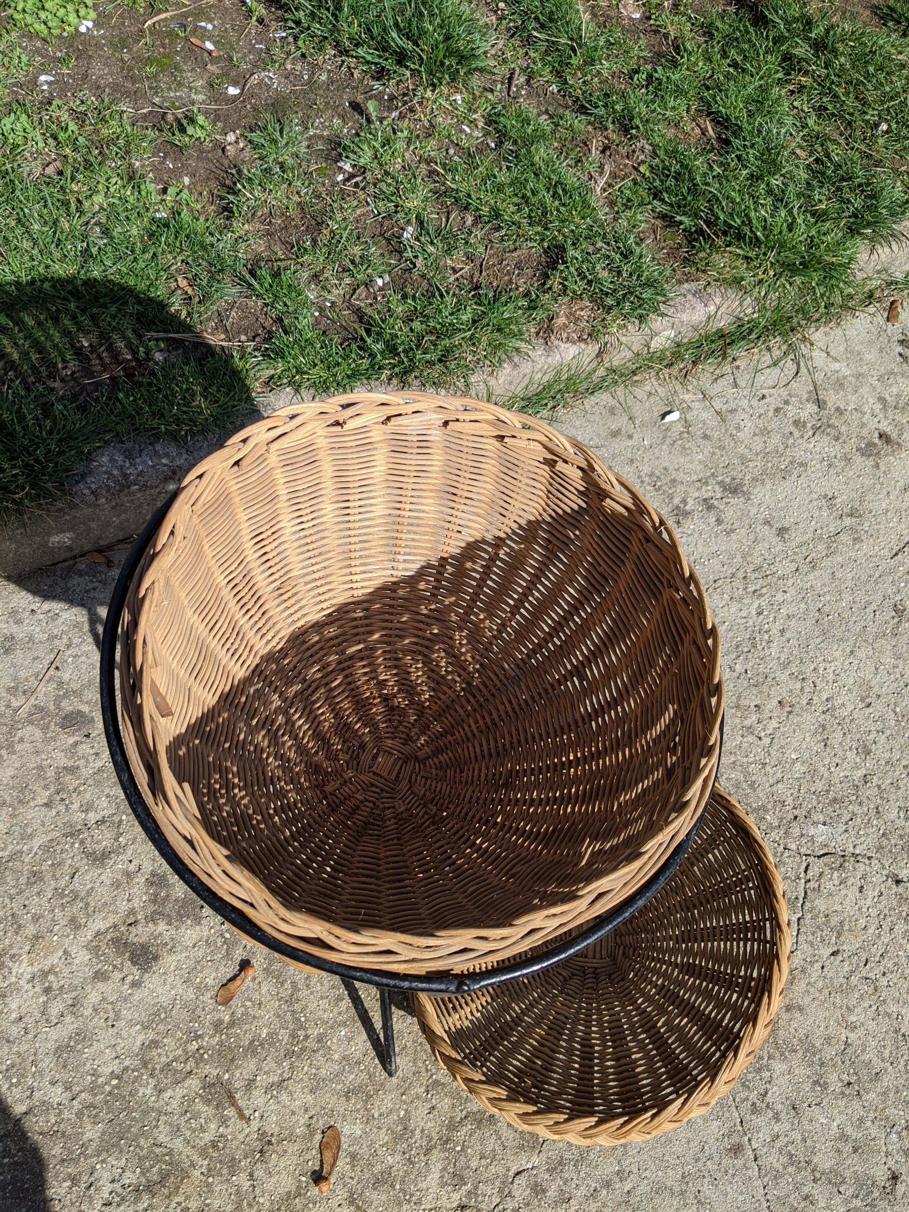 Former metal rattling tripod sewing table