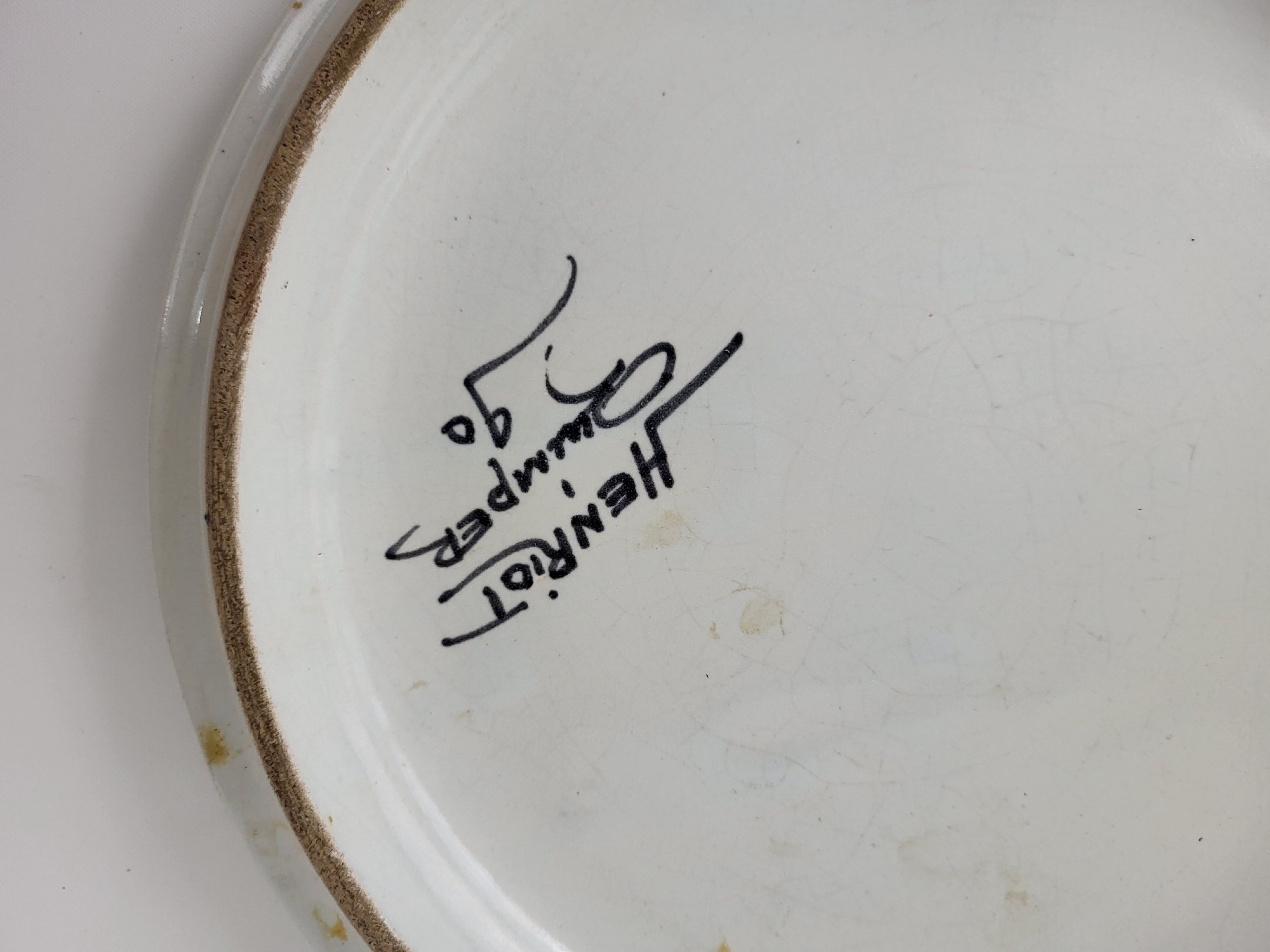 Flat ceramic underside of Quimper Henriot