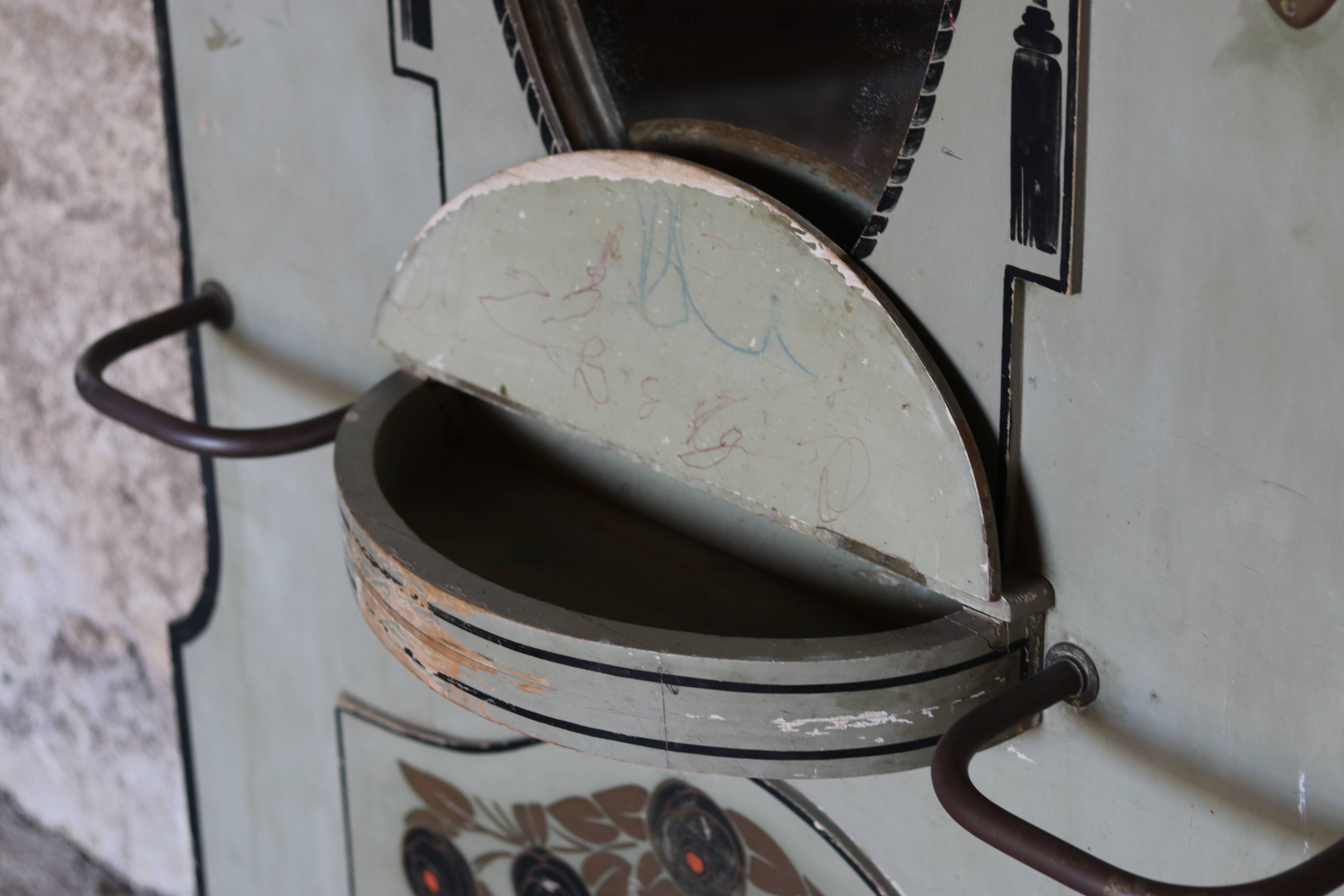 Grand vestiaire Art Deco en bois et laiton