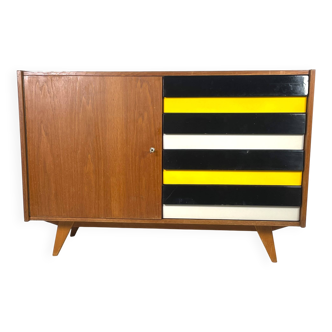 Buffet U458 de Jiří Jiroutek, tiroirs colorés