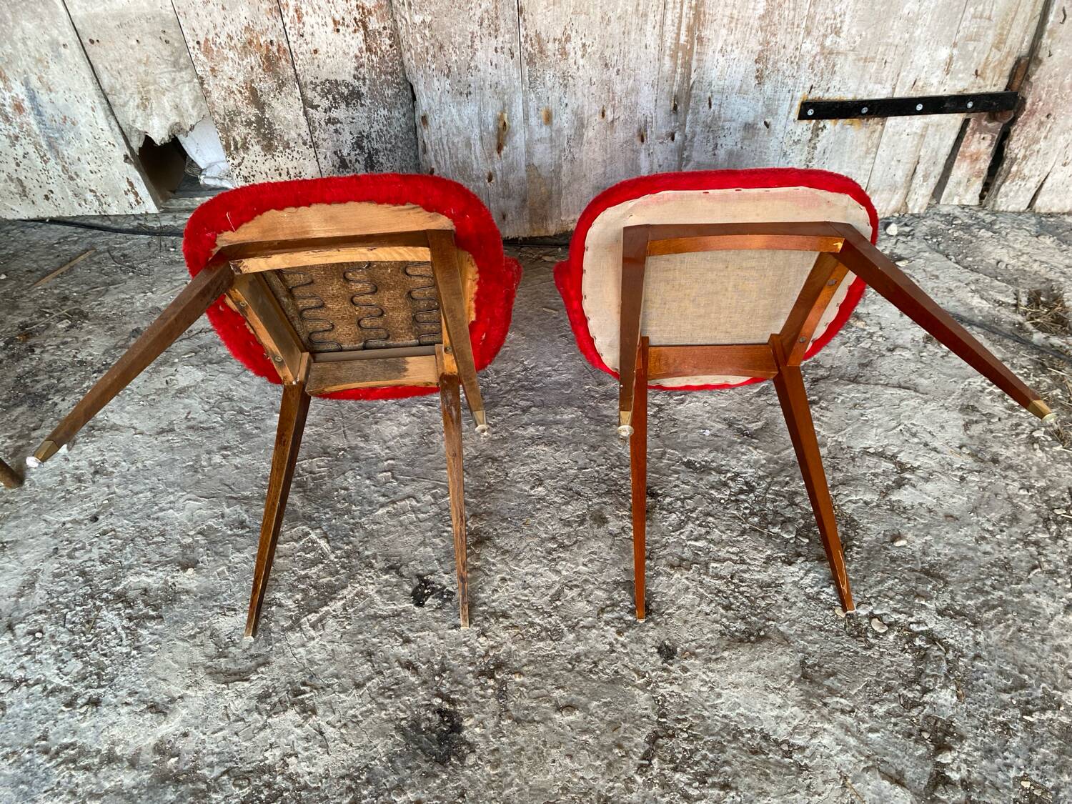 Paire de chaises Achille Decommere en fausse fourrure rouge et pieds compas en bois