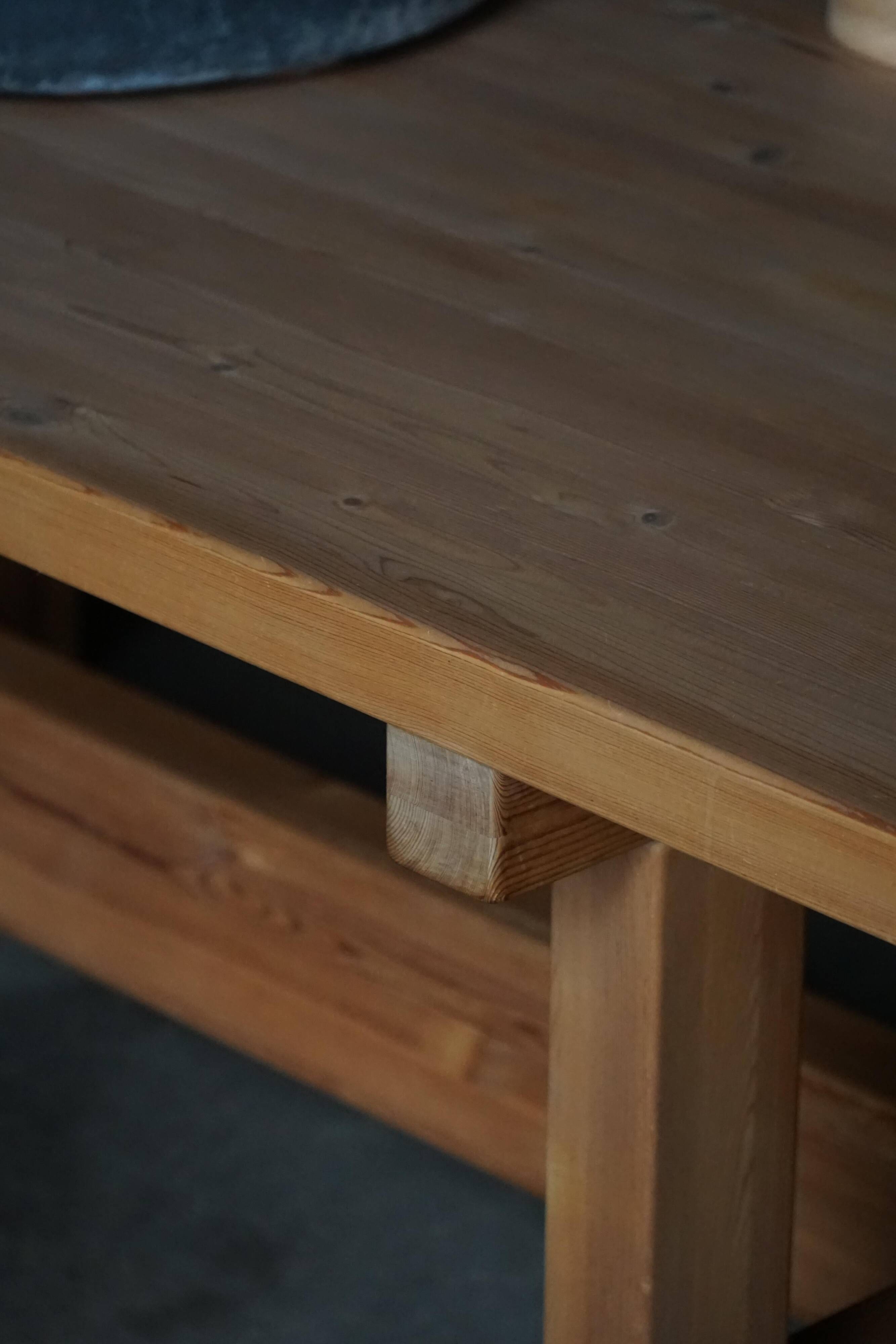 Modern Danish brutalist extendable dining table in pine, Tage Poulsen, 1970s.