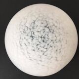 Globe en verre de Clichy blanc de forme semi-circulaire