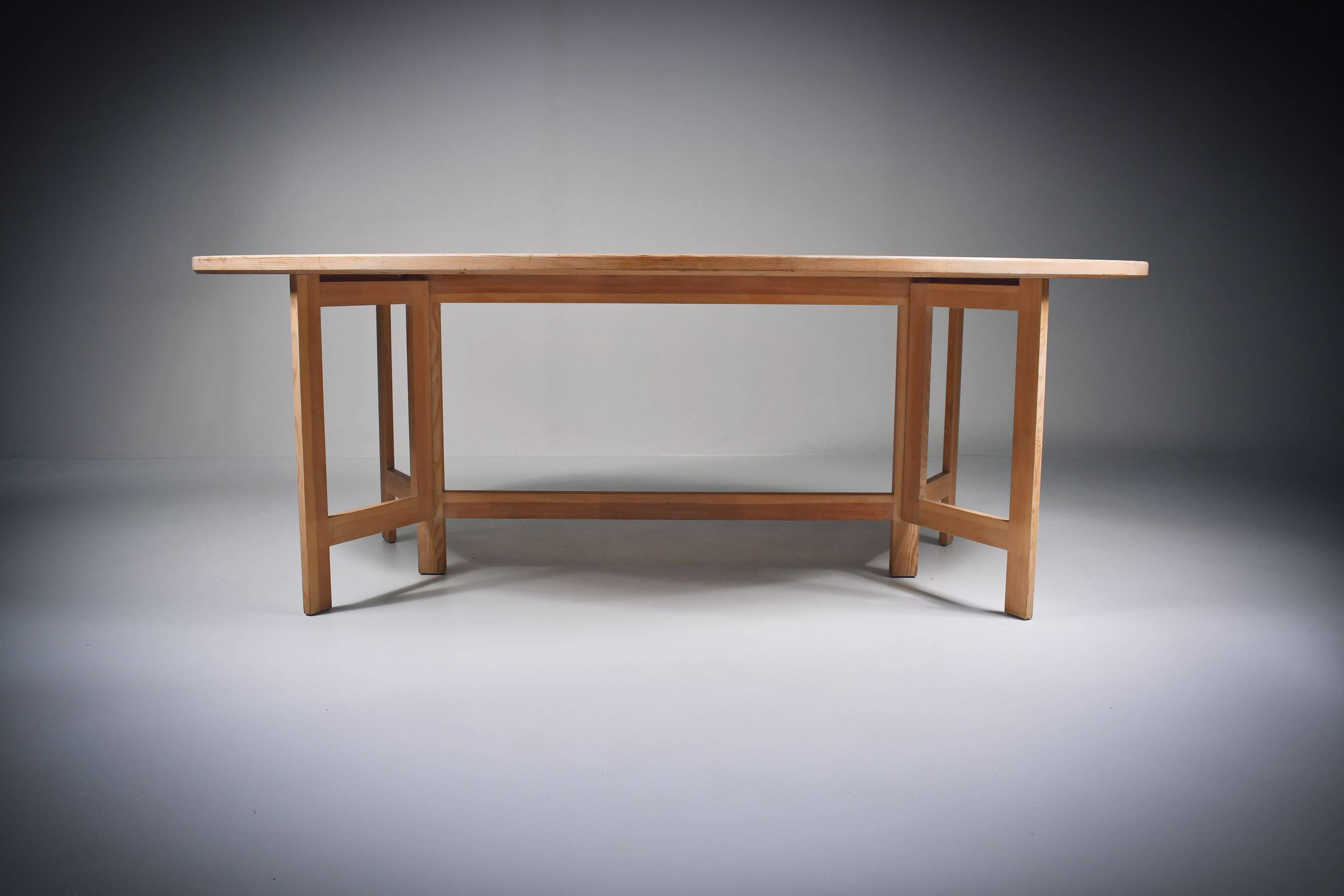 Table à manger en pin cérusé. Ollé Pira. Suède années 1960