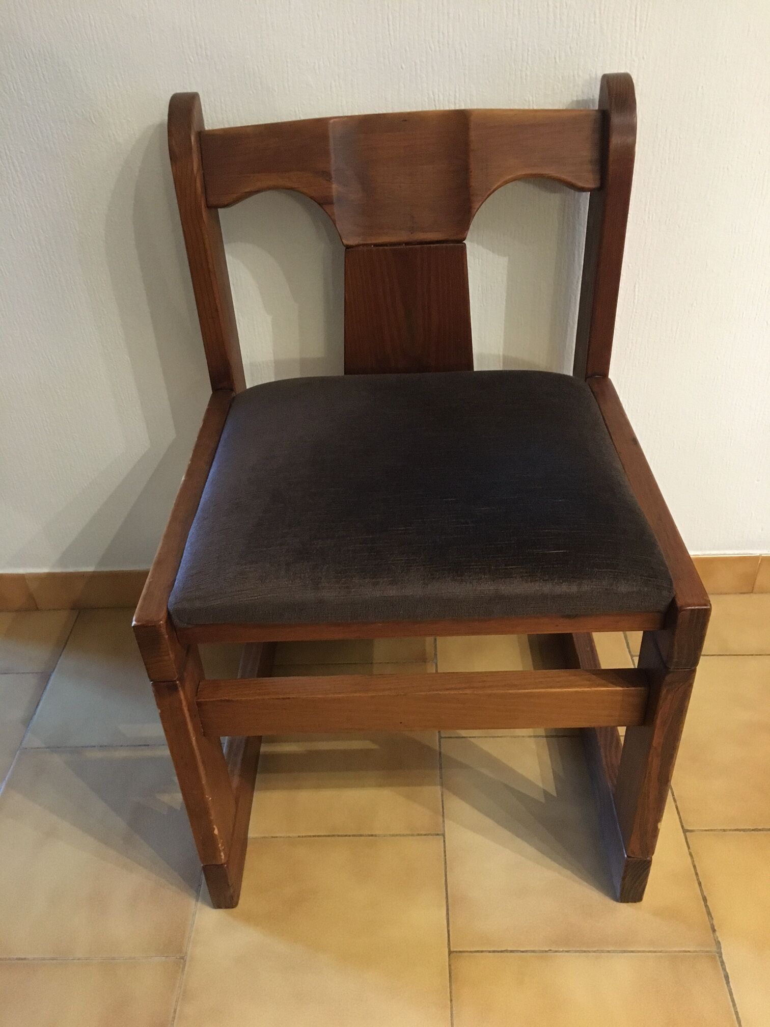 Round dining tables + chairs