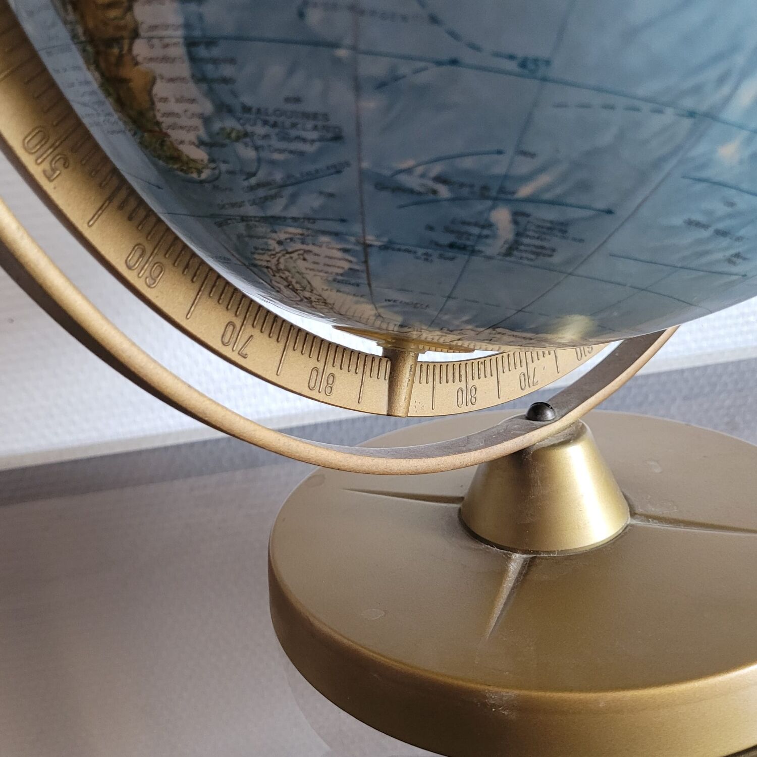 Globe terrestre en relief en laiton vintage