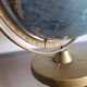 Globe terrestre en relief en laiton vintage