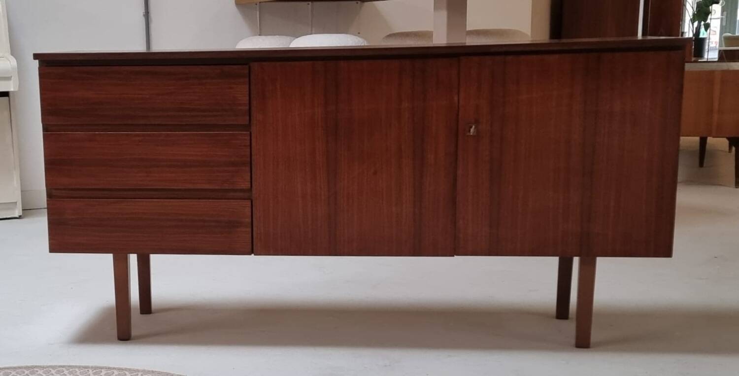 Buffet du milieu du siècle