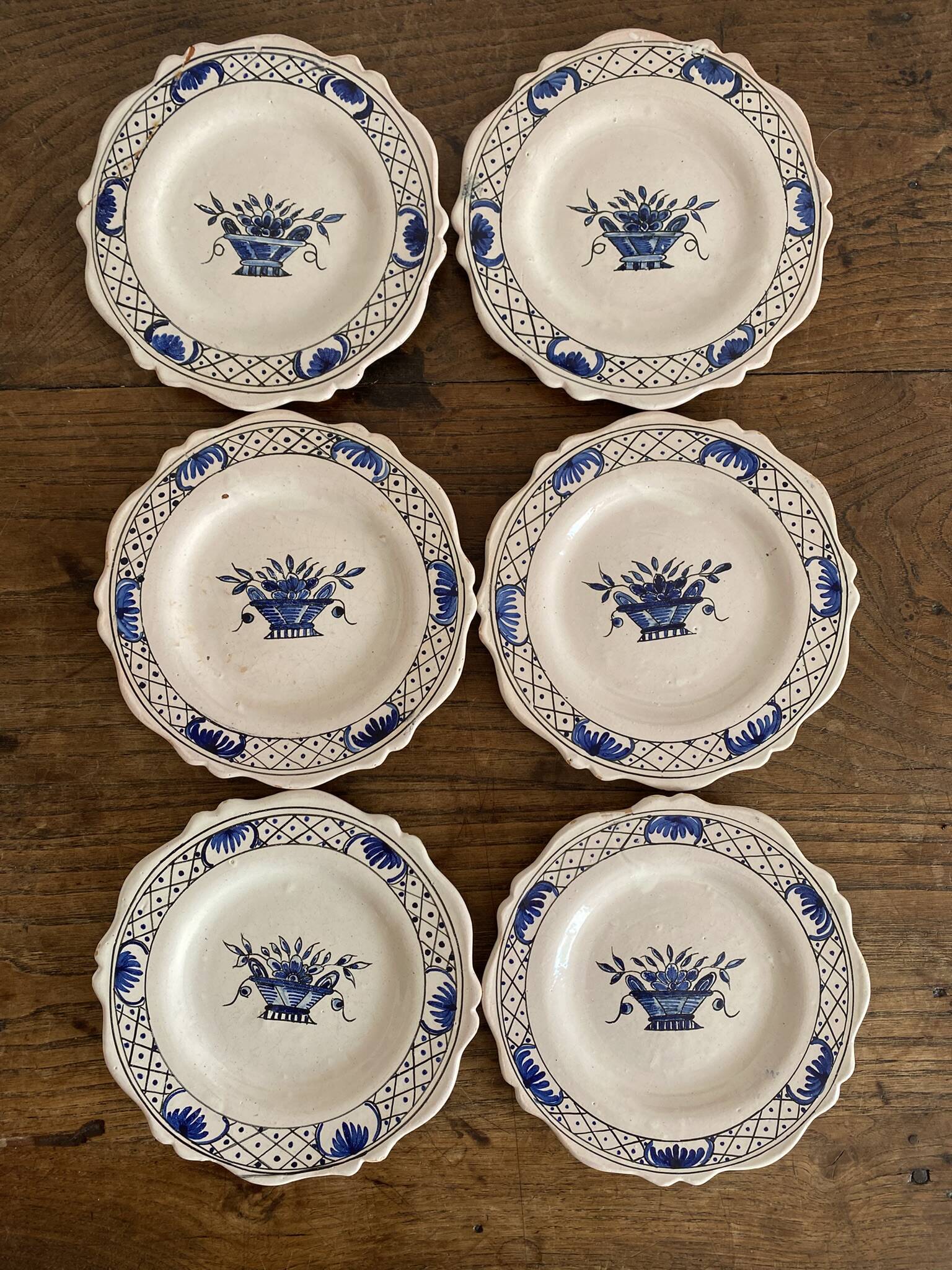 Dessert plates in Rouen faience with hand decoration.