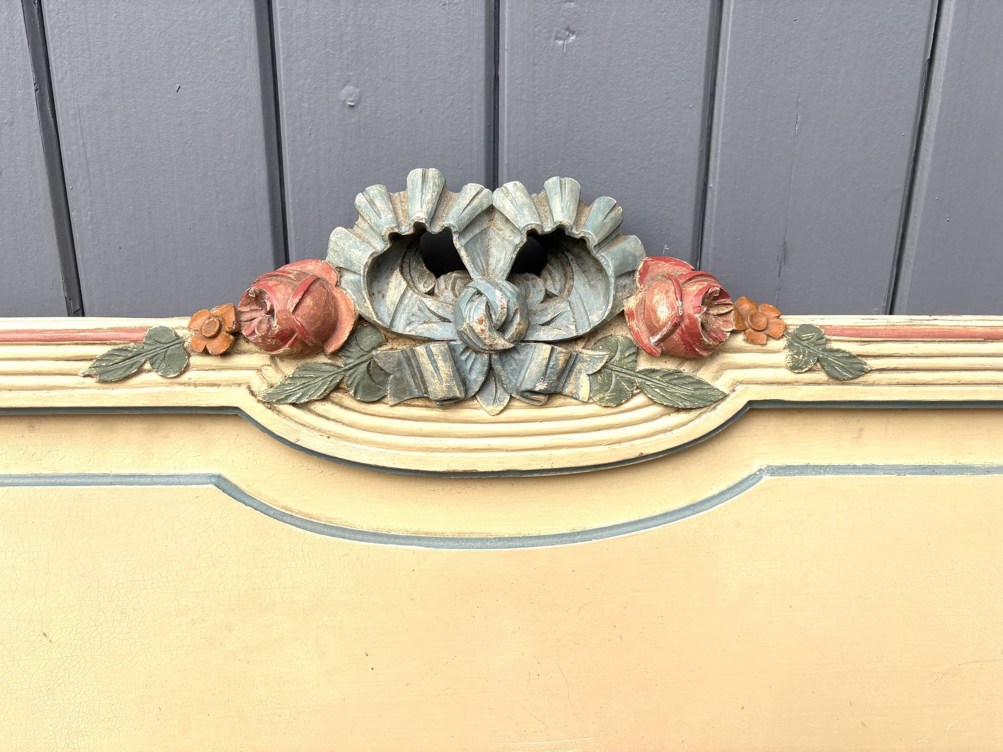 Lit en bois sculpté et peint