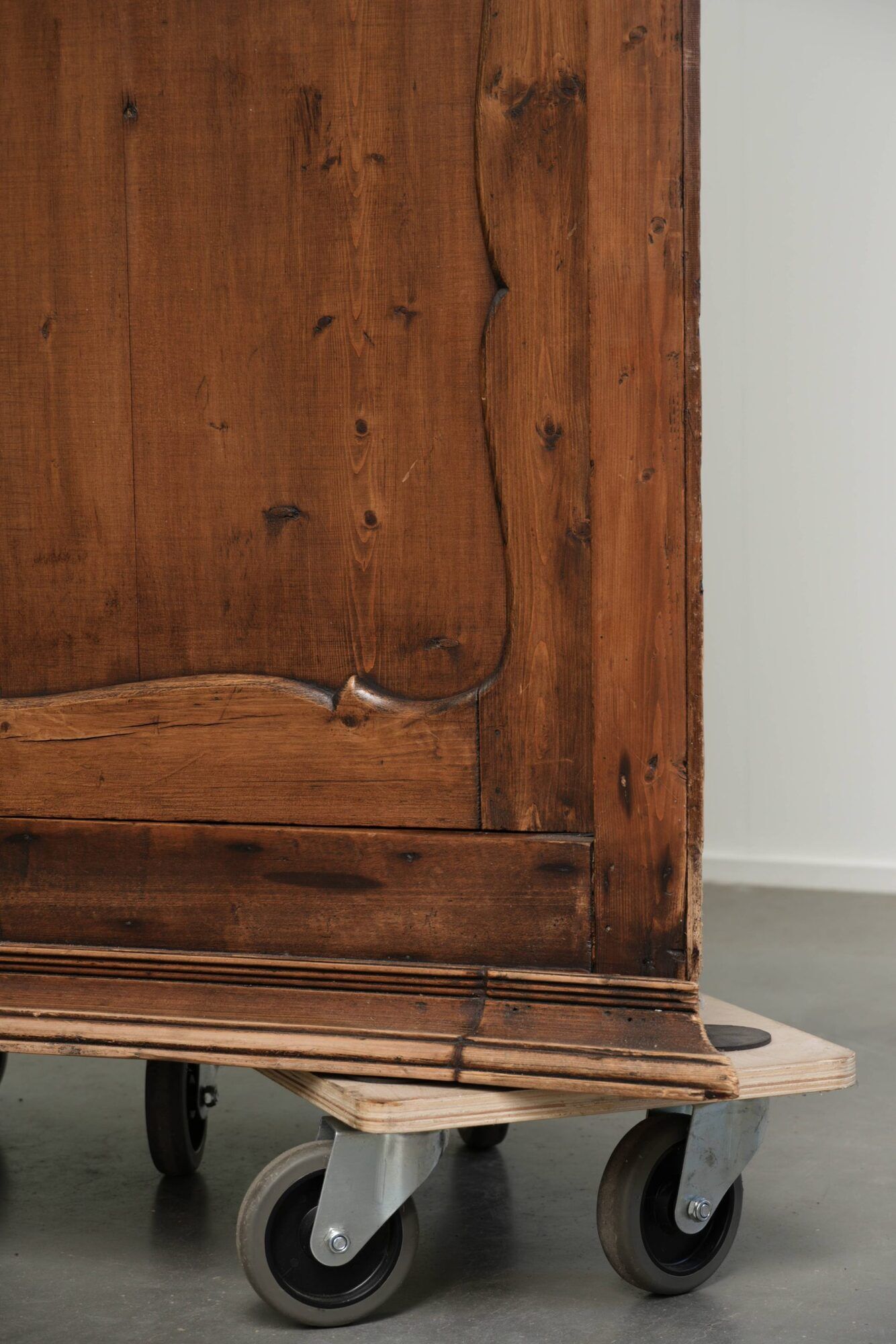 Practical old pine Dutch corner cabinet with nice details and patina