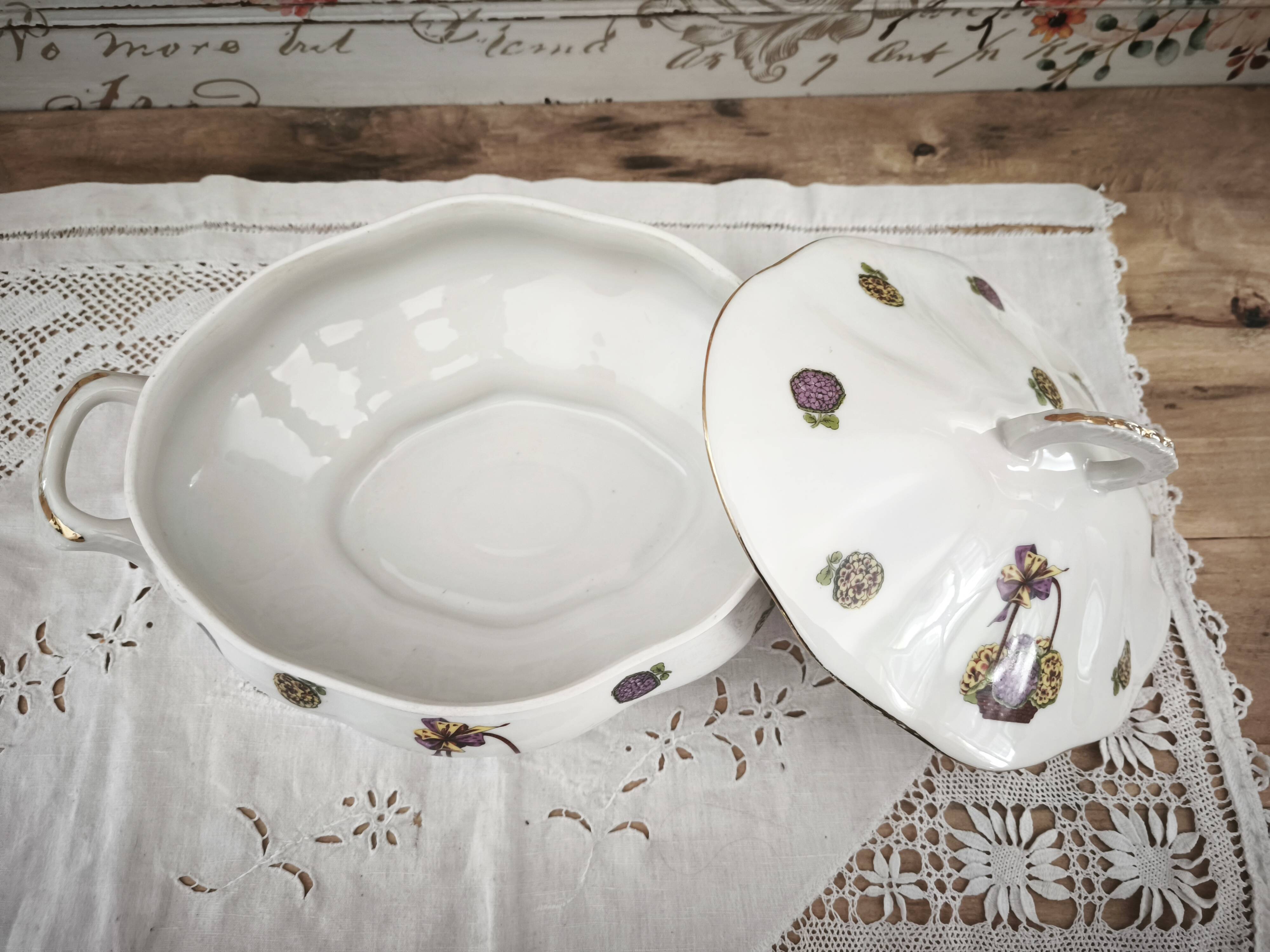 Soupière en porcelaine de Limoges décor panier d'hortensias