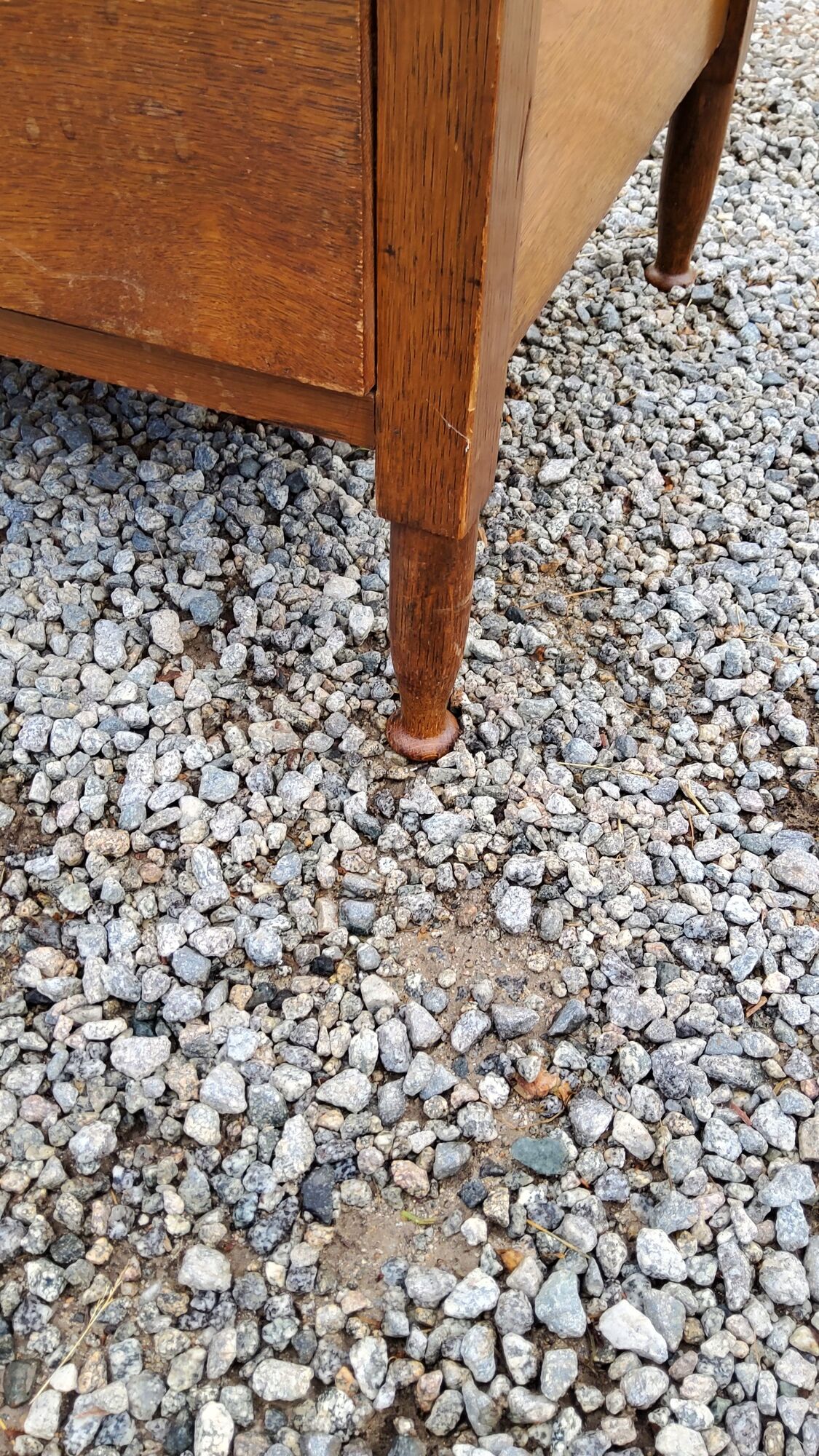 Commode des années 50 en chêne massif 3 tiroirs  pieds coniques
