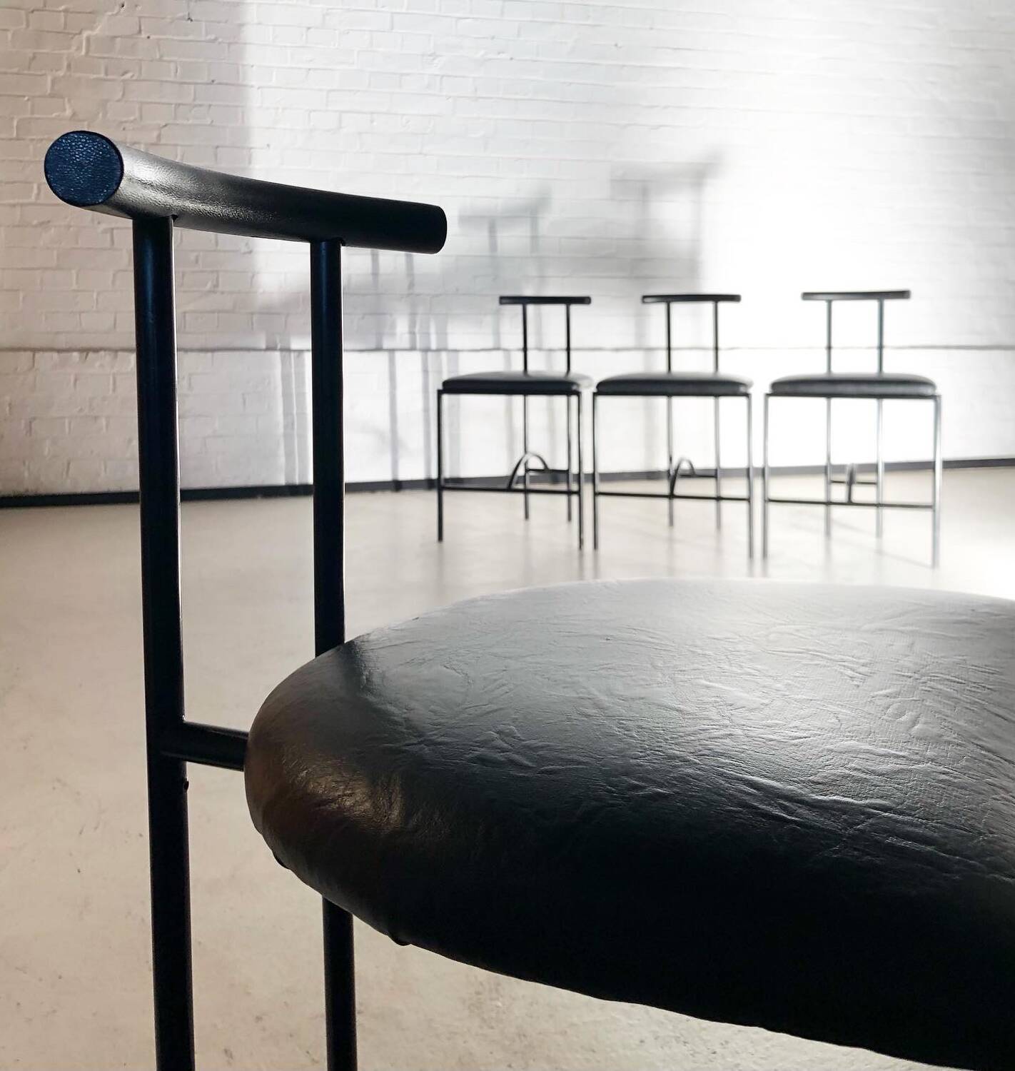 4 chaises Tokyo , design Rodney Kinsman 1985