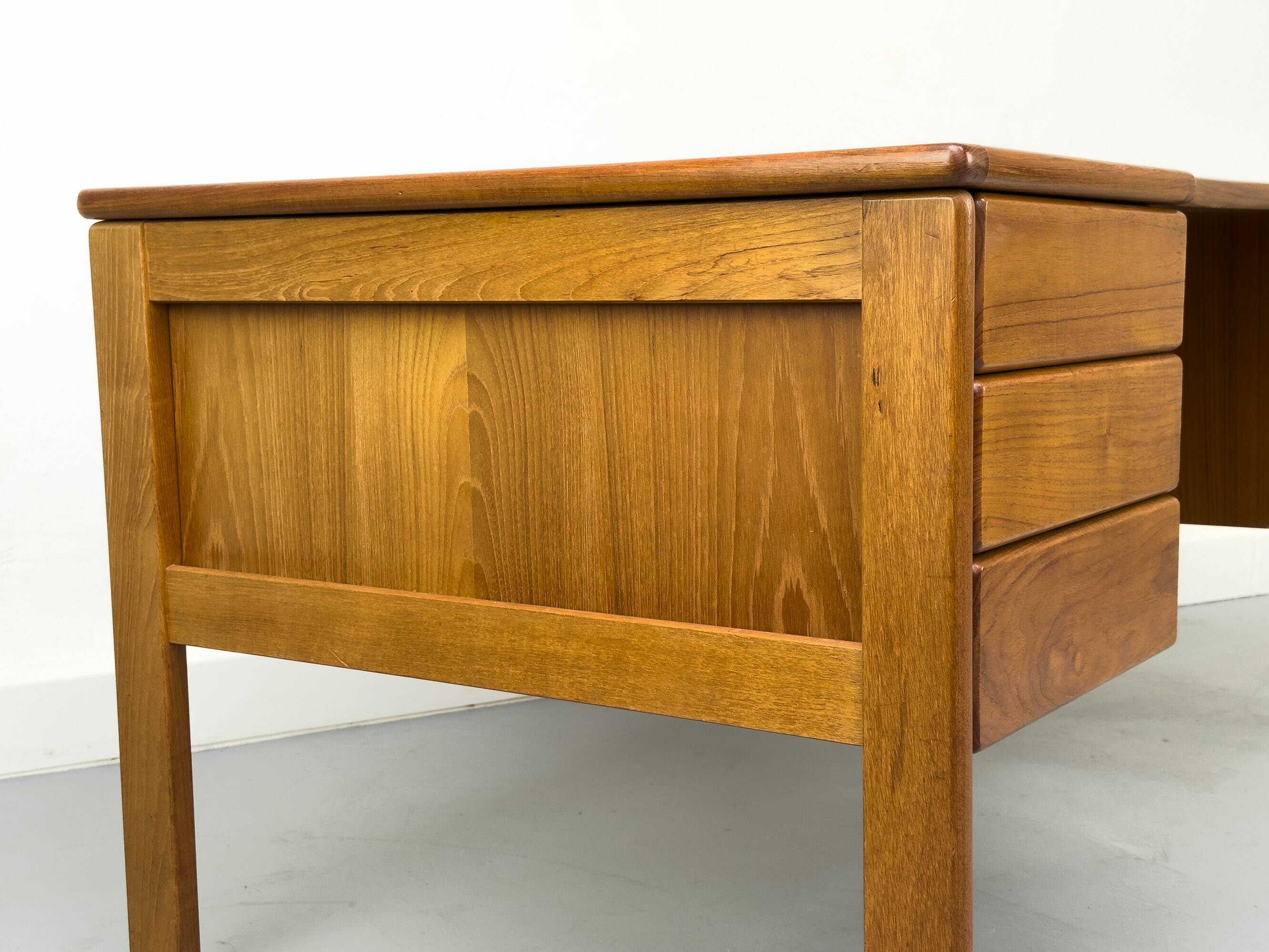 Bureau danois en teck avec porte et tiroirs par Bornholm, années 1970
