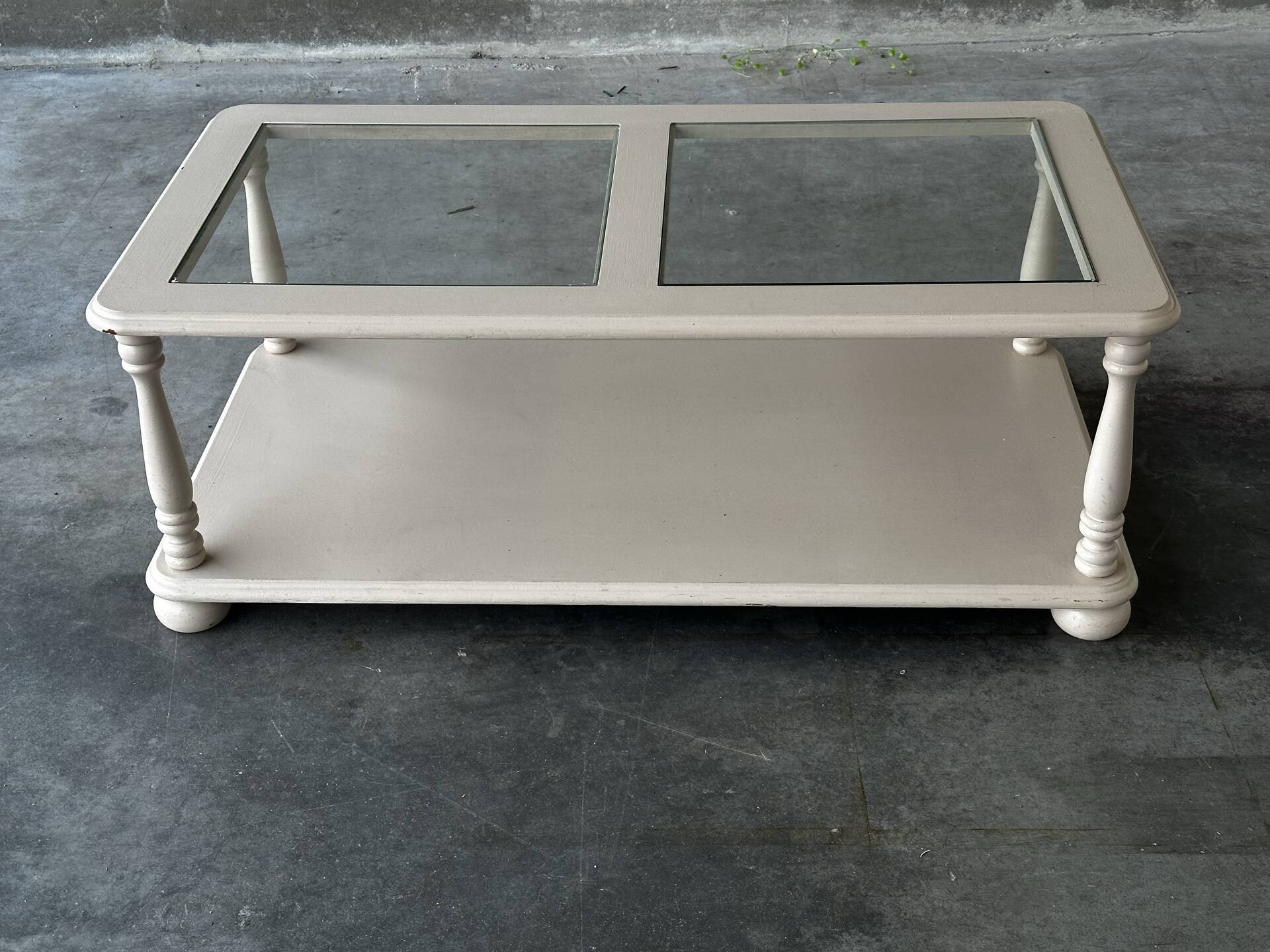 Table basse vintage crème rosé à double plateau et verre
