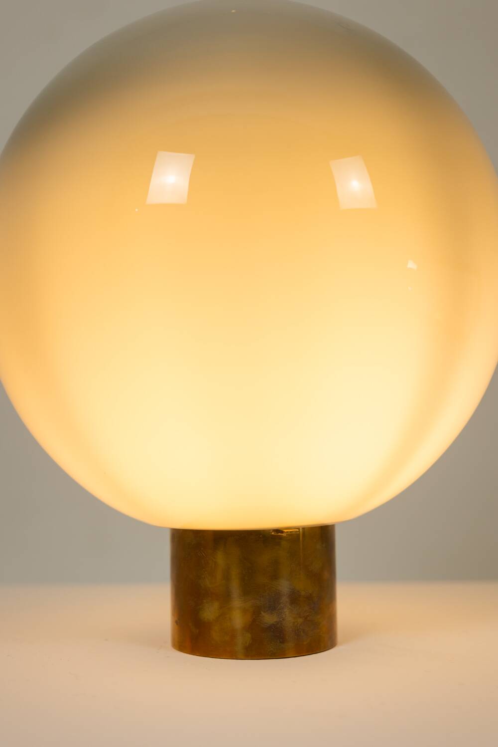 Lampe boule en verre opalescent et bronze patiné.  Contemporain.
